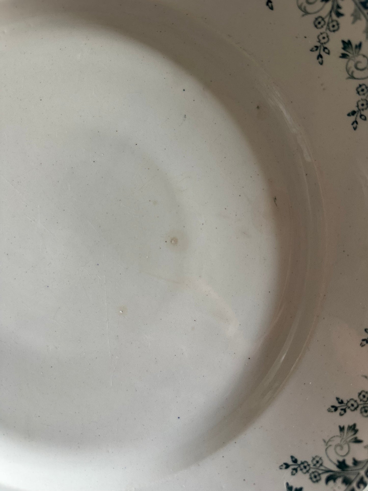 Très grand plat rond de service en terre de fer De Raymonde à Zoé