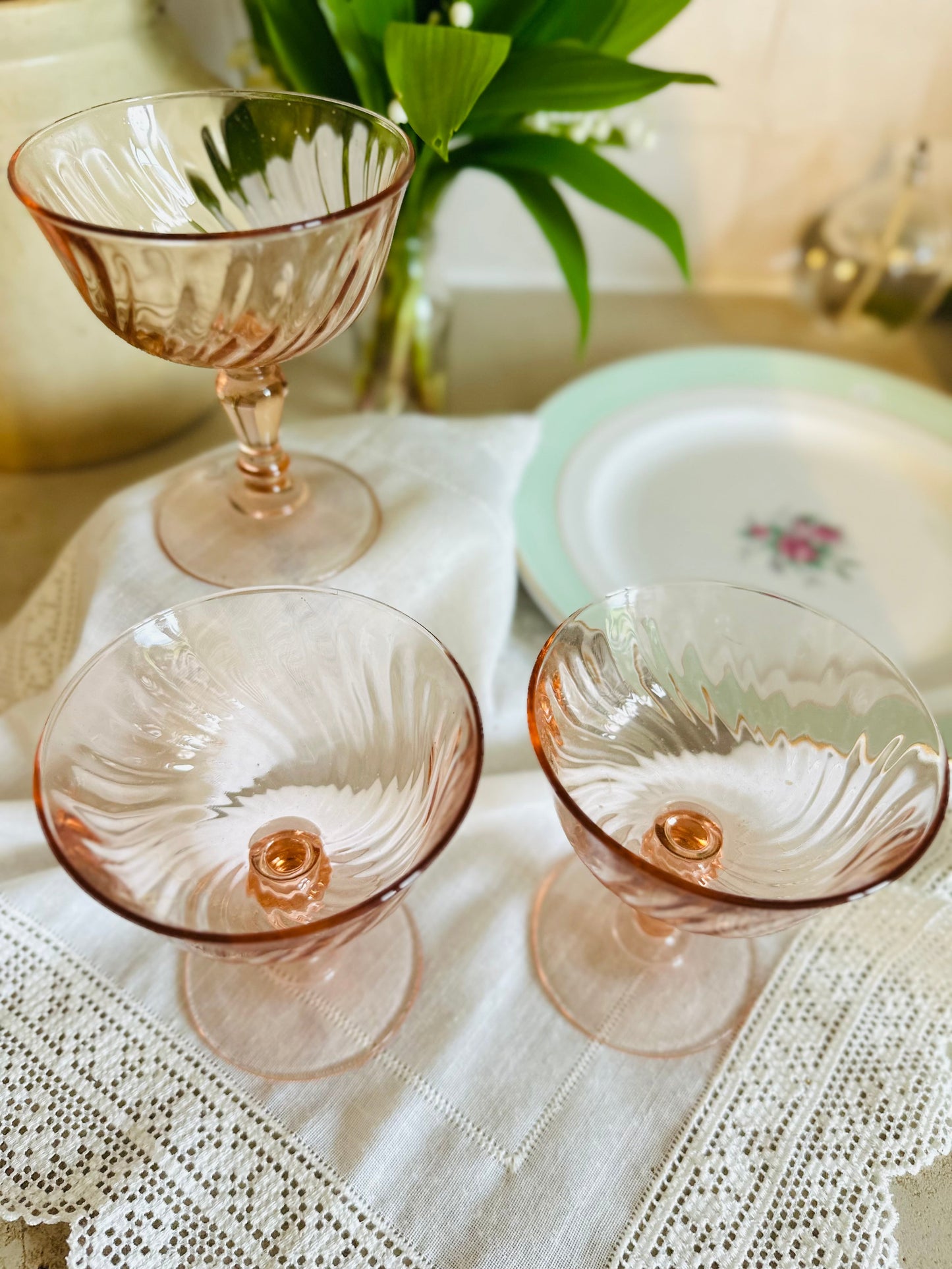 3 coupes à champagne en verre rosé De Raymonde à Zoé