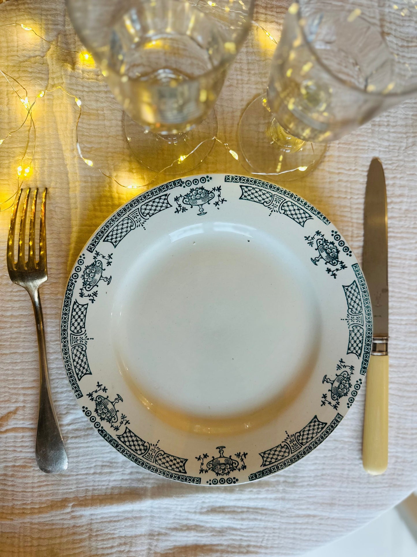 Assiette plate terre de fer De Raymonde à Zoé