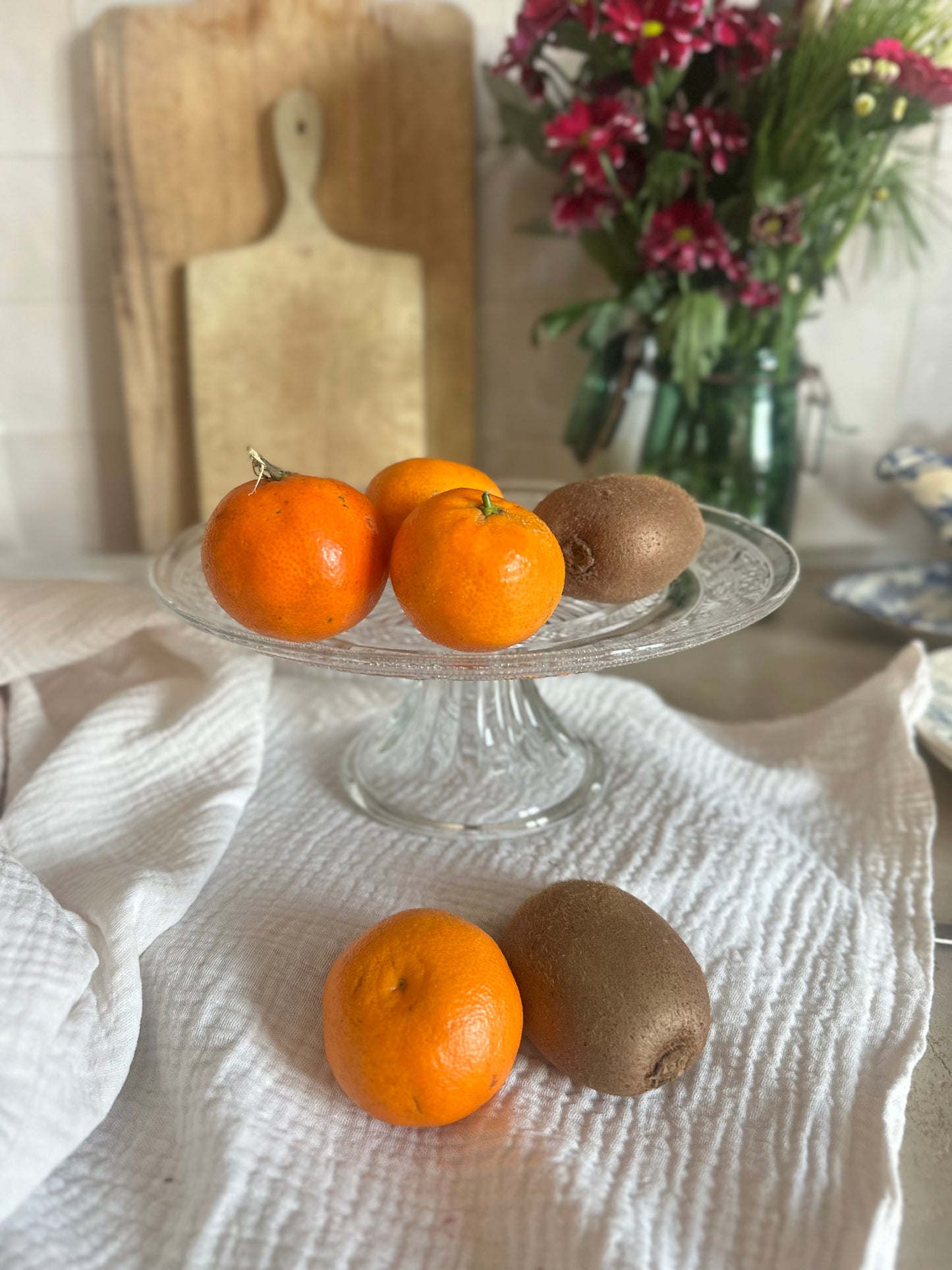 Plat sur pied en verre moulé