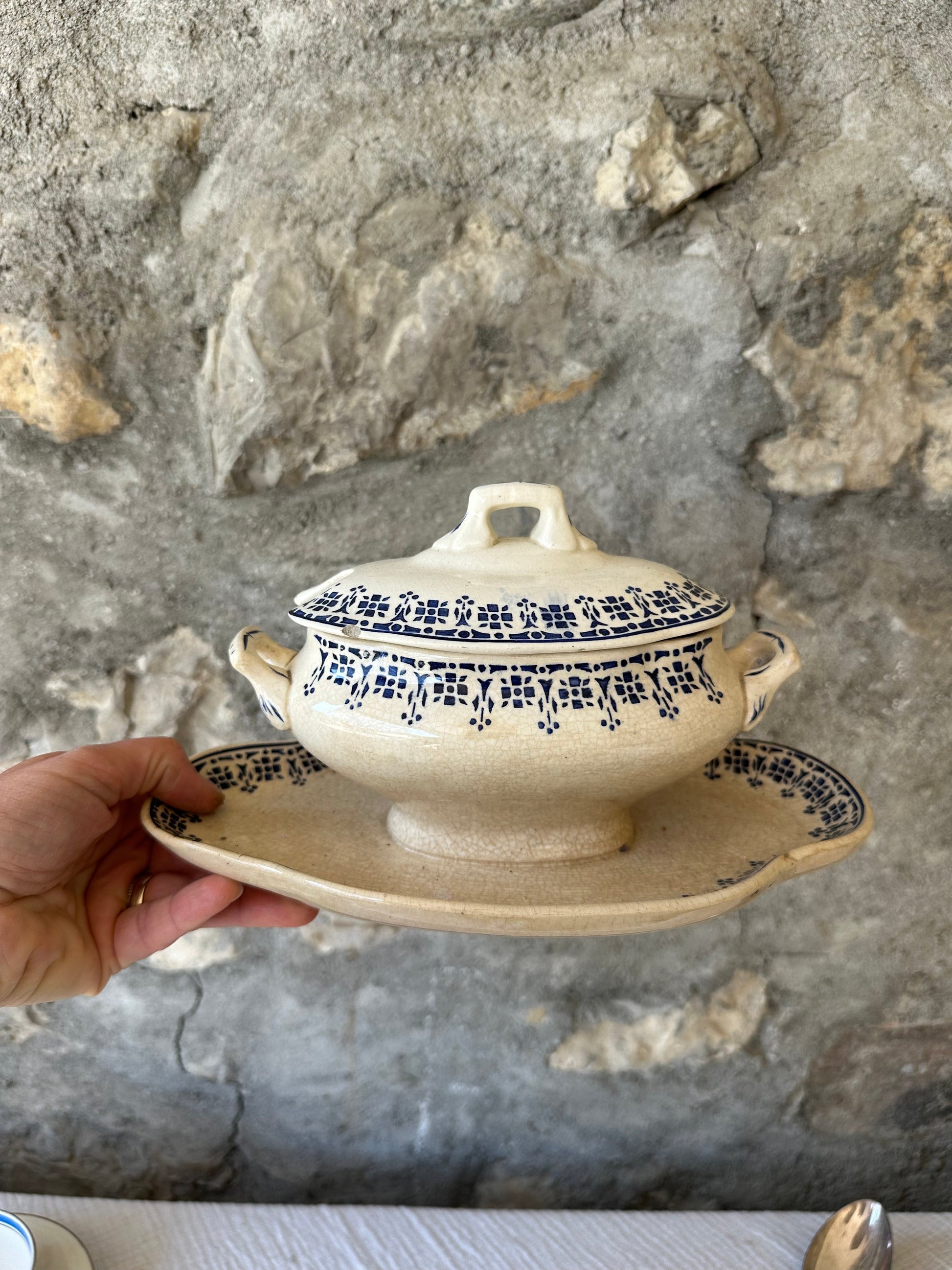 Saucière ancienne sur dormant en terre de fer De Raymonde à Zoé