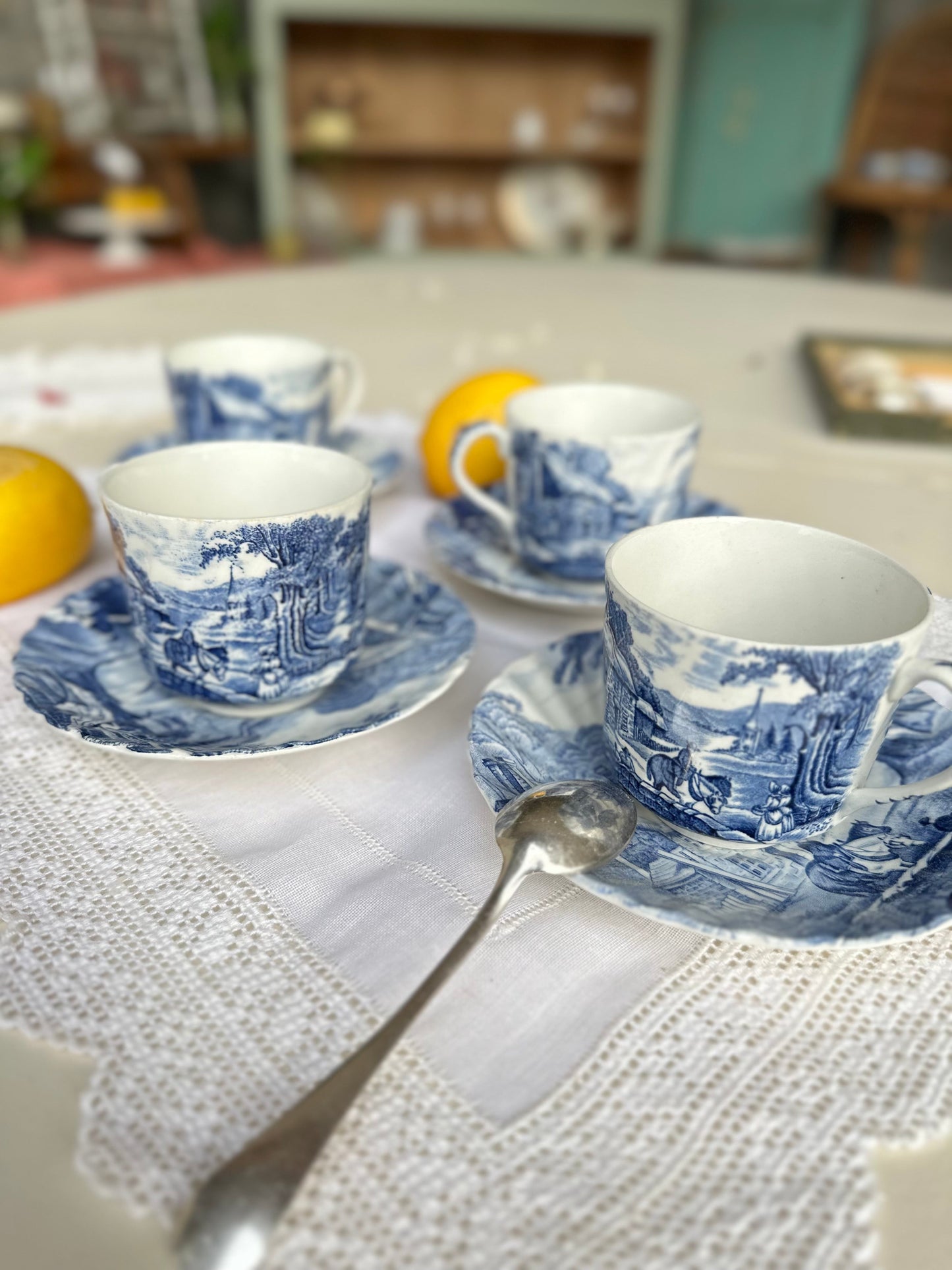 Ensemble de 3 tasses et 3 soucoupes assorties en faïence anglaise De Raymonde à Zoé