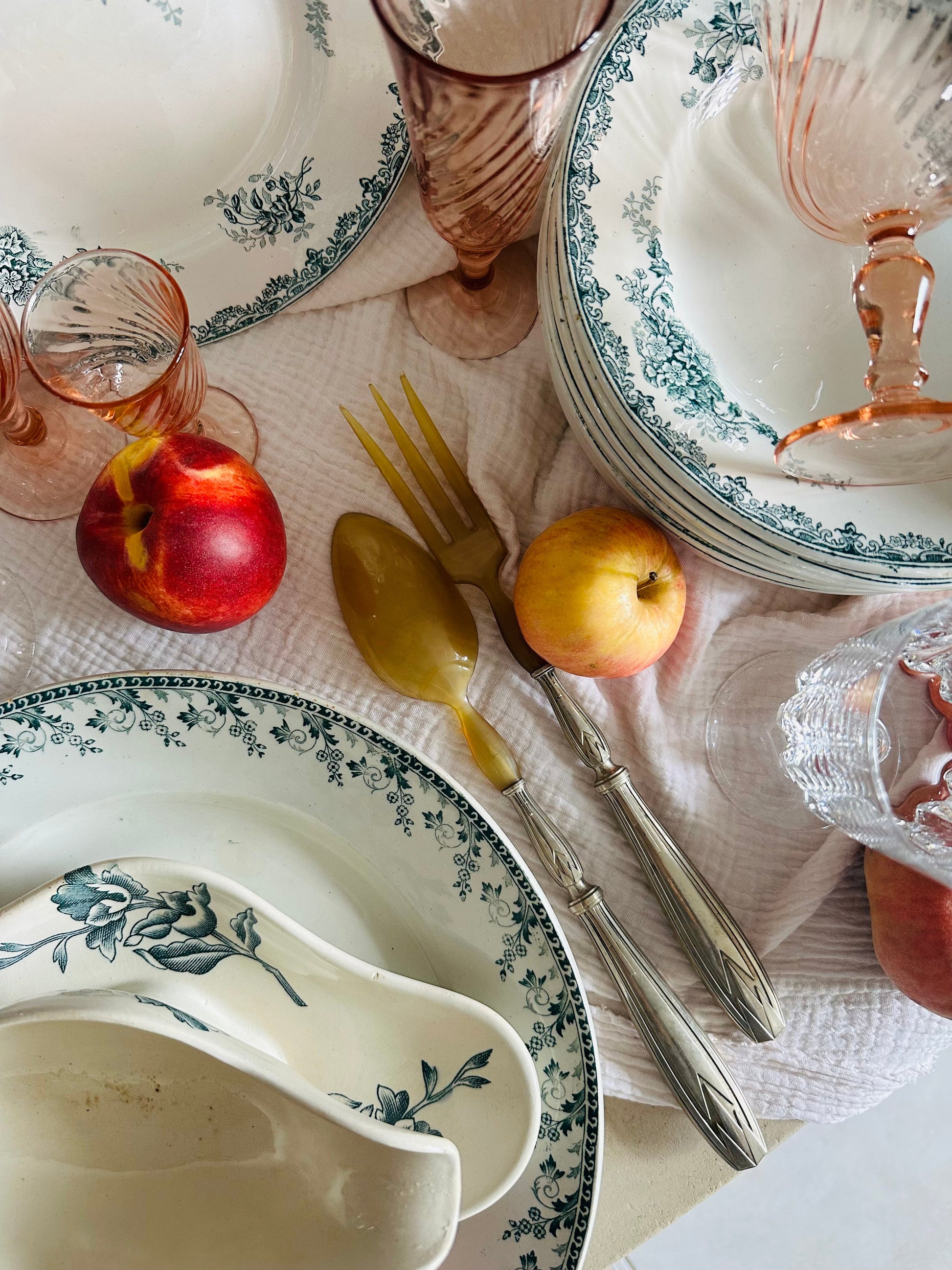 Très grand plat rond de service en terre de fer De Raymonde à Zoé
