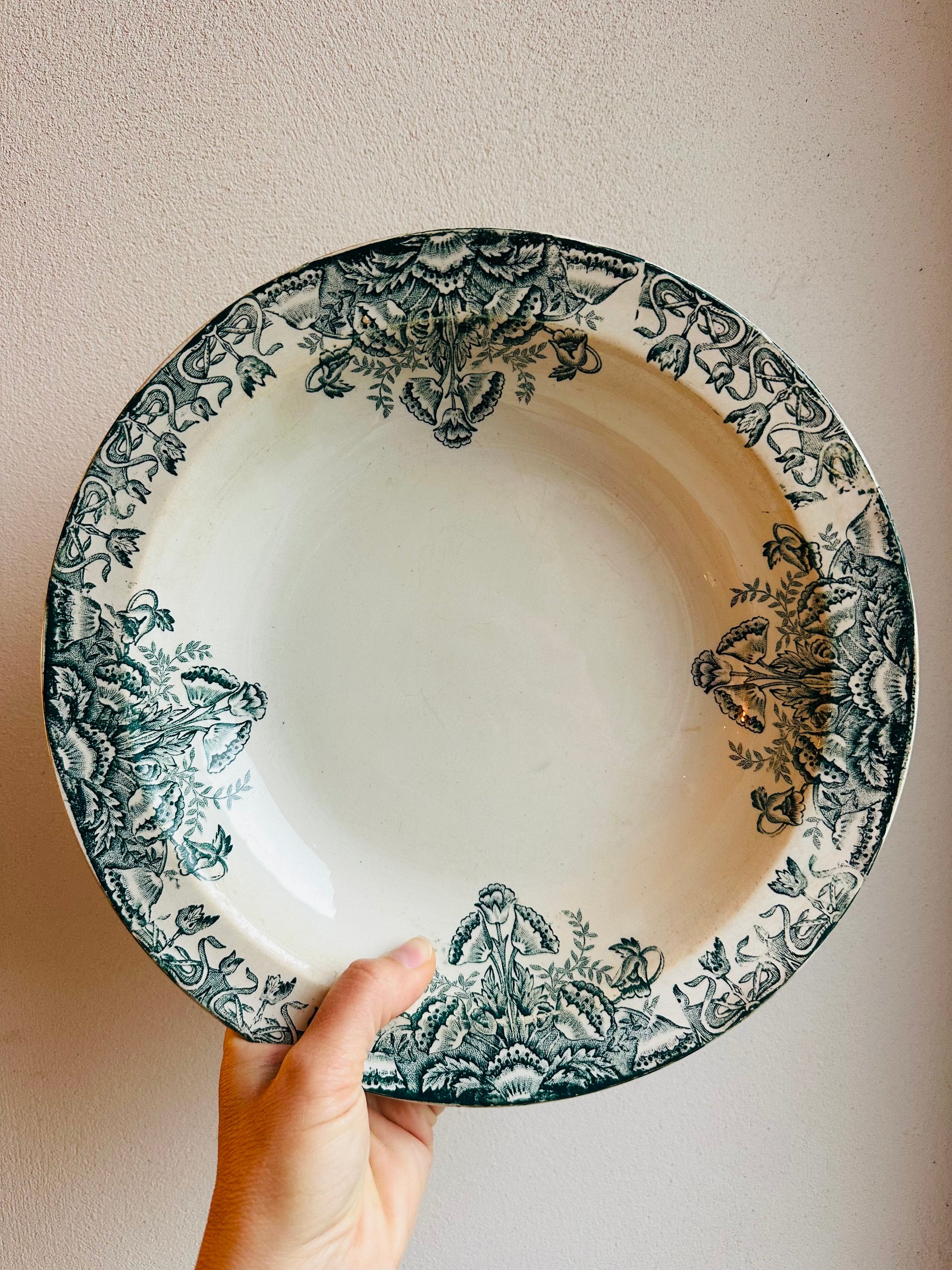 Grand plat rond et creux de service en terre de fer De Raymonde à Zoé