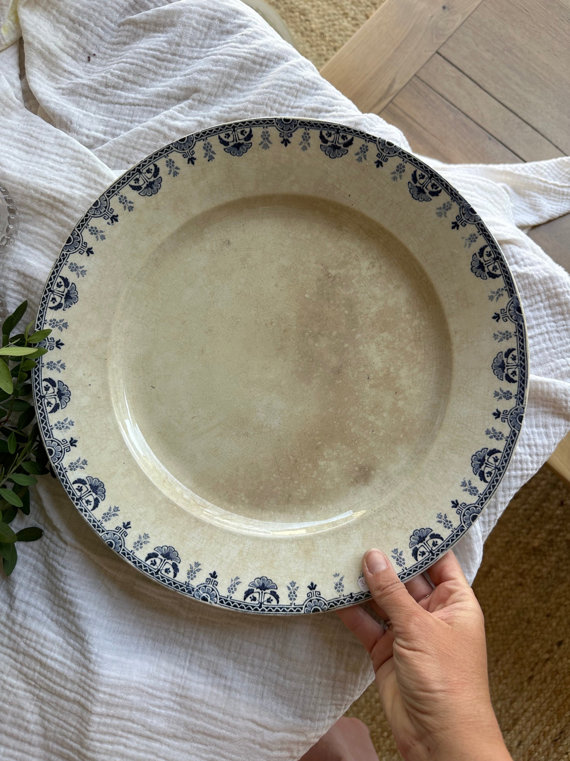 Très grand plat rond de service en terre de fer De Raymonde à Zoé
