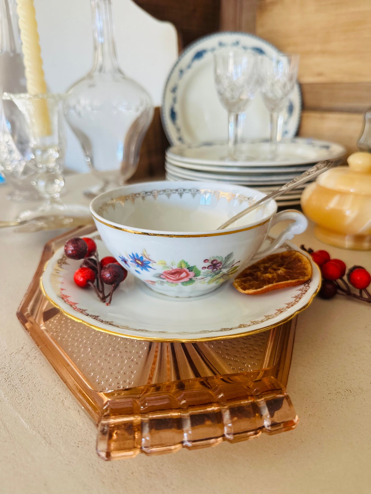 Ensemble tasse et soucoupe assortie en porcelaine De Raymonde à Zoé