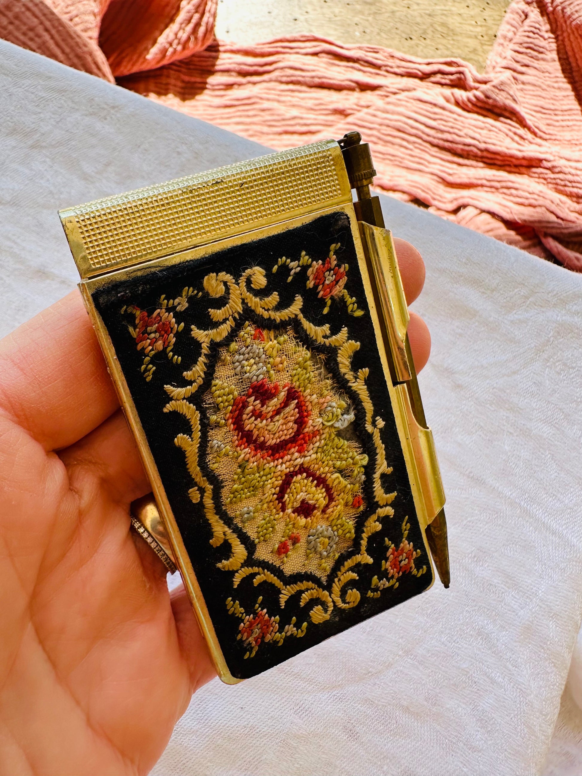 Petit carnet ancien avec son crayon De Raymonde à Zoé