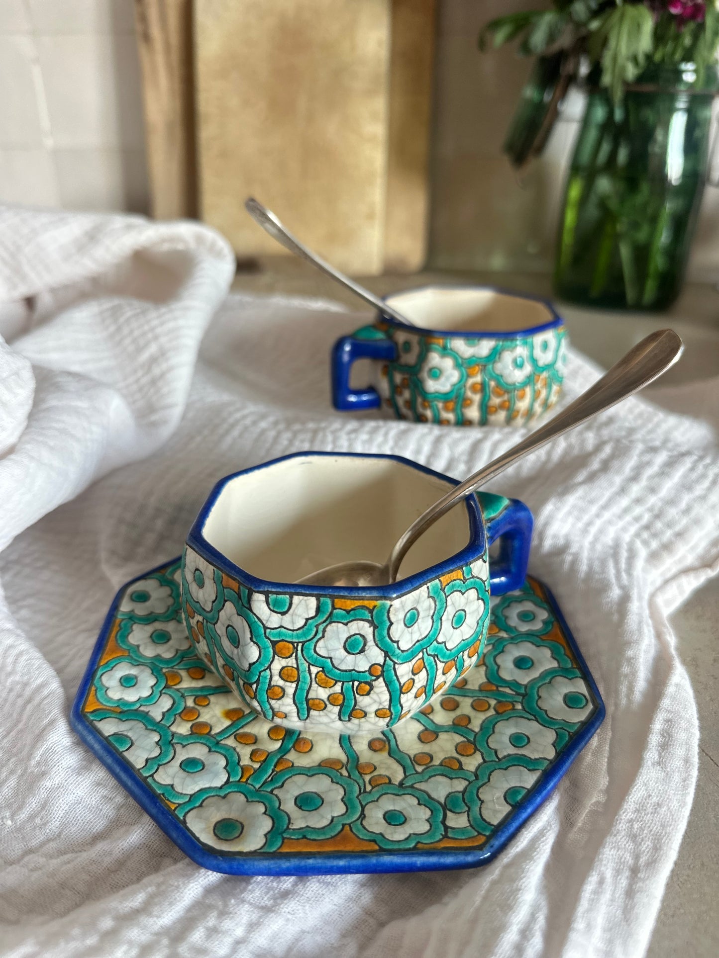 Ensemble rare de 2 tasses et 1 soucoupe assorties en faïence Longwy