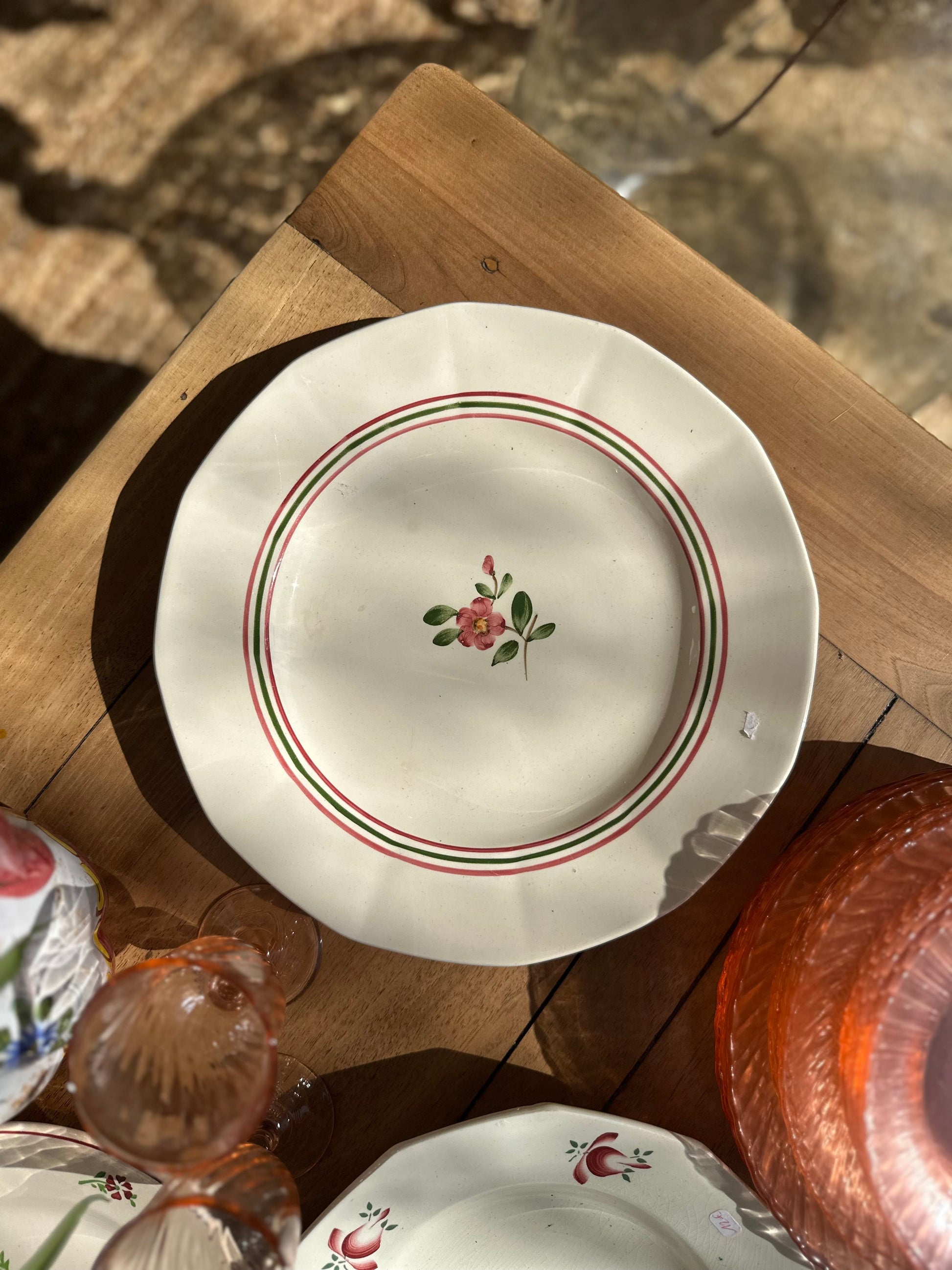 Plat rond plat en faience décor fleuri De Raymonde à Zoé