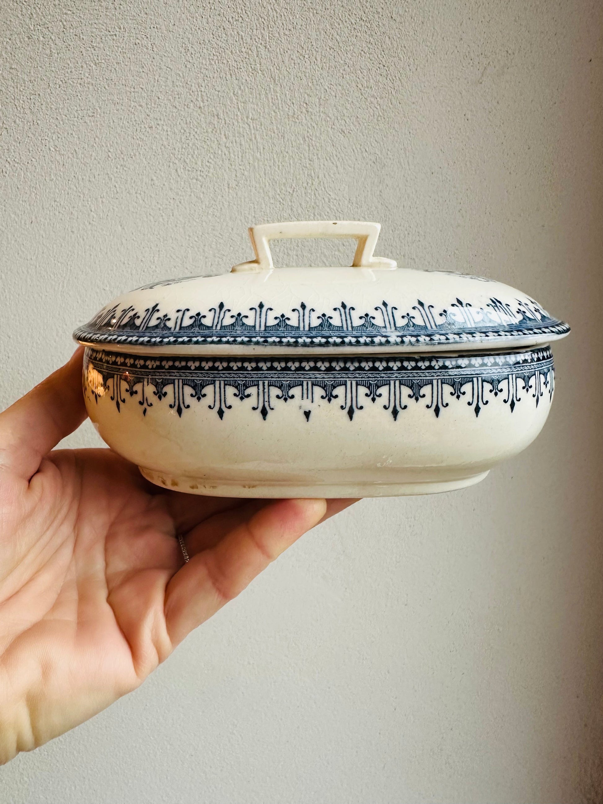 Ensemble de toilettes très ancien terre de fer De Raymonde à Zoé