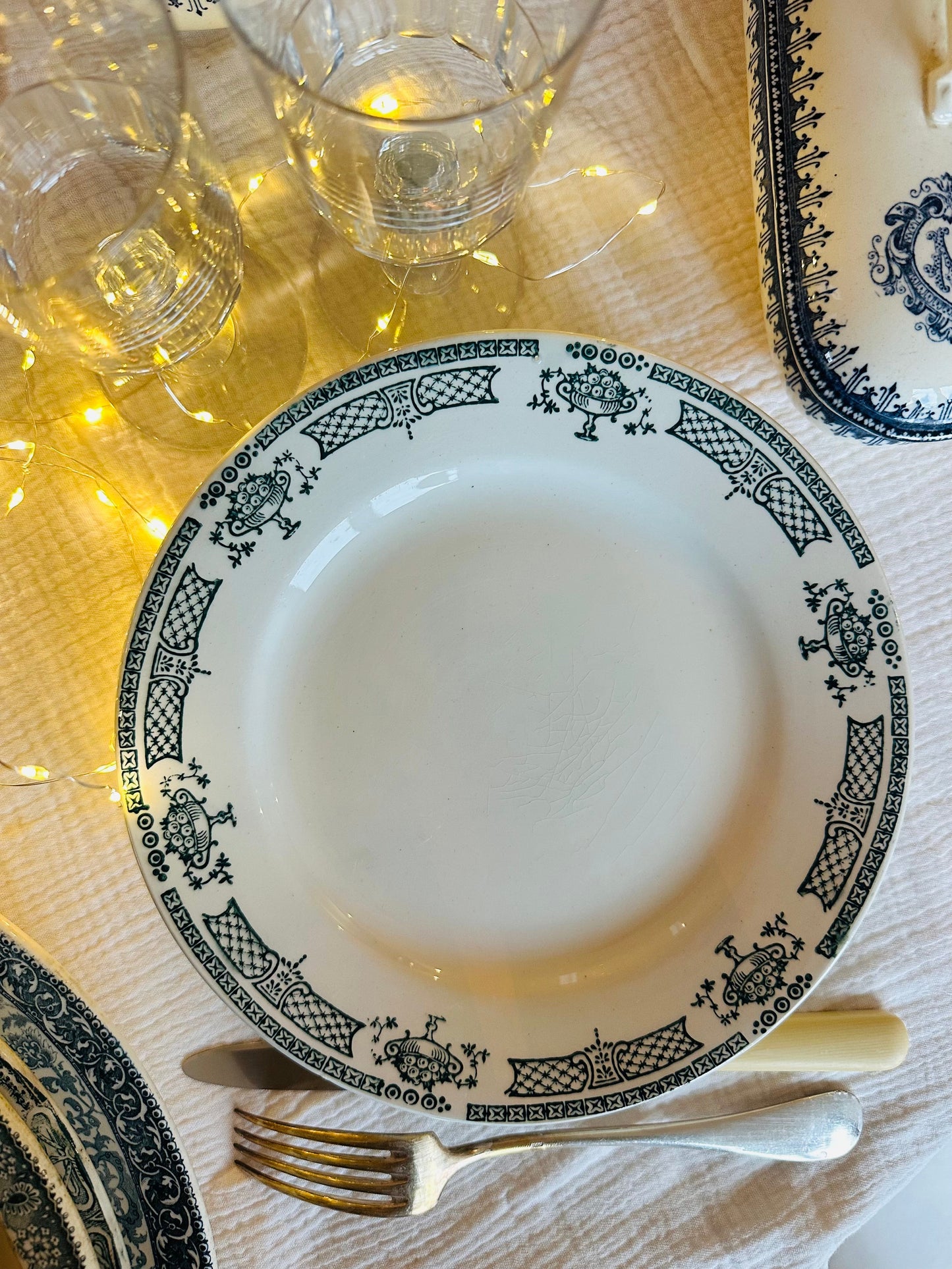 Assiette plate terre de fer De Raymonde à Zoé