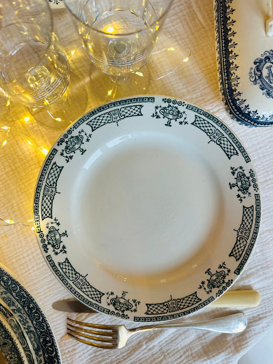 Assiette plate terre de fer De Raymonde à Zoé