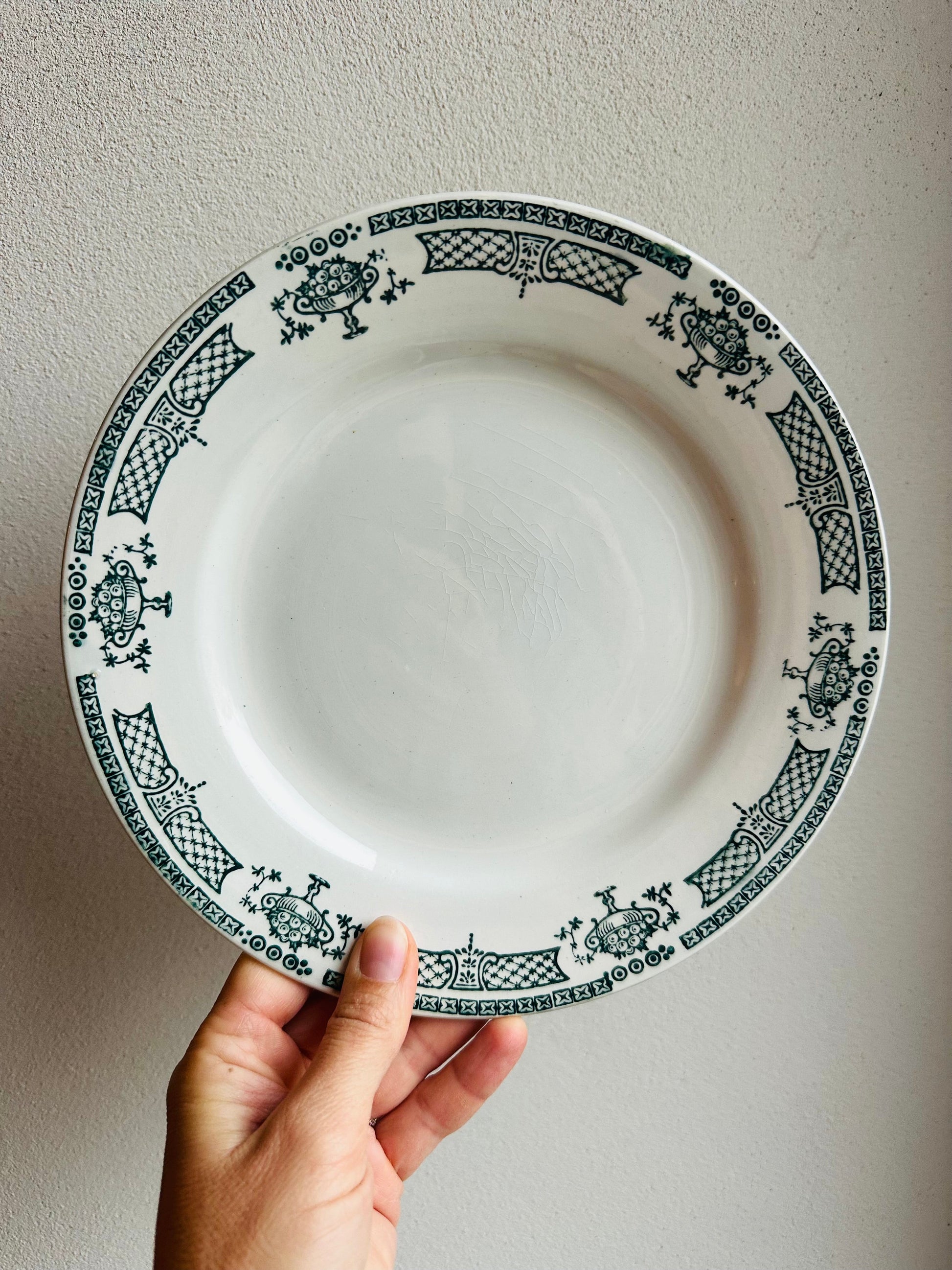 Assiette plate terre de fer De Raymonde à Zoé