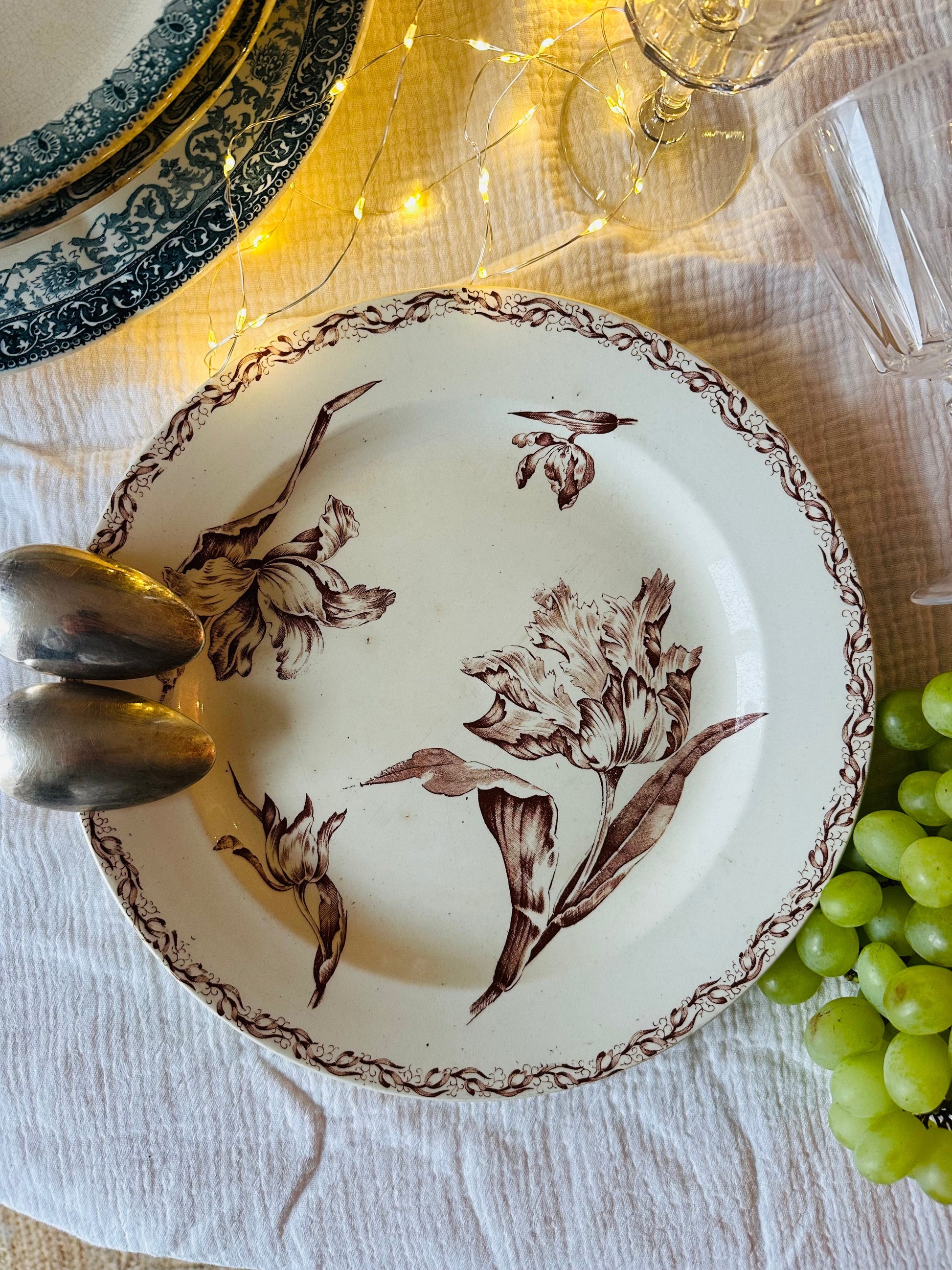 Grand plat rond de service en terre de fer Luneville De Raymonde à Zoé