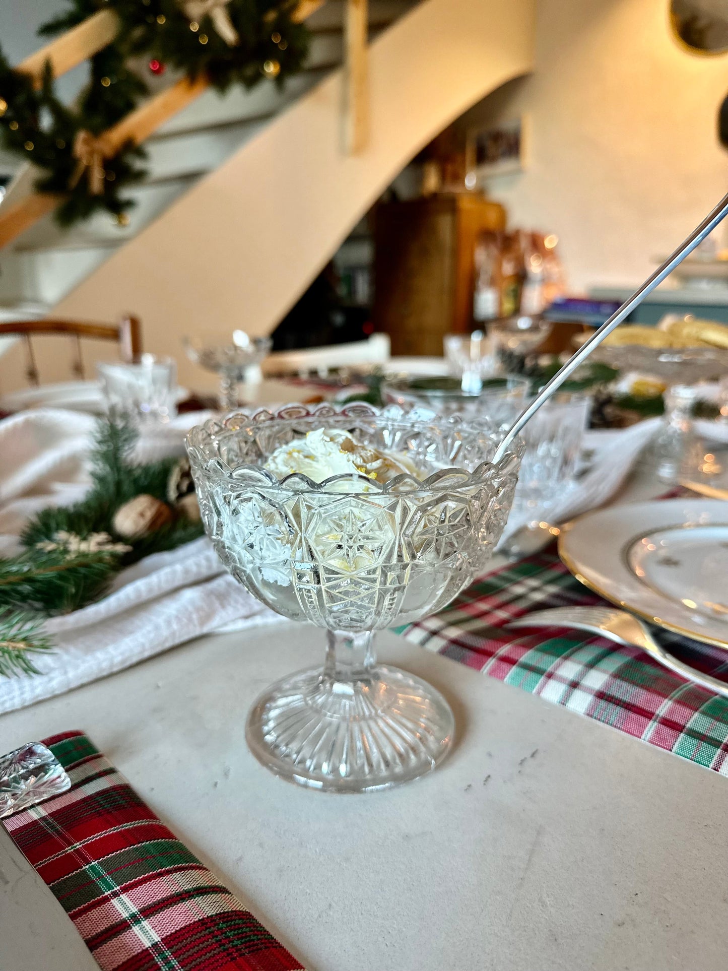 Petite coupe sur pied en verre moulé De Raymonde à Zoé