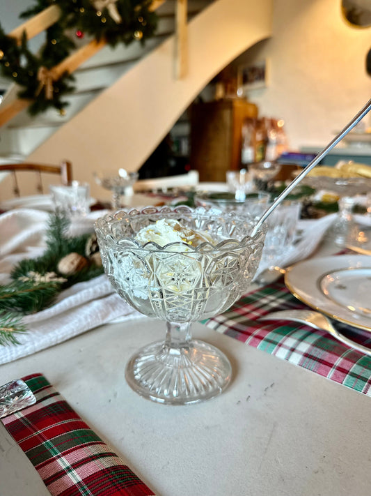 Petite coupe sur pied en verre moulé De Raymonde à Zoé