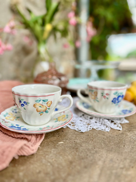 Duo de tasses à thé/cafe allongé et leur soucoupe assortie. De Raymonde à Zoé