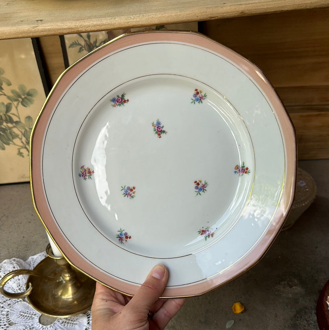 Plat rond en porcelaine et dorures De Raymonde à Zoé