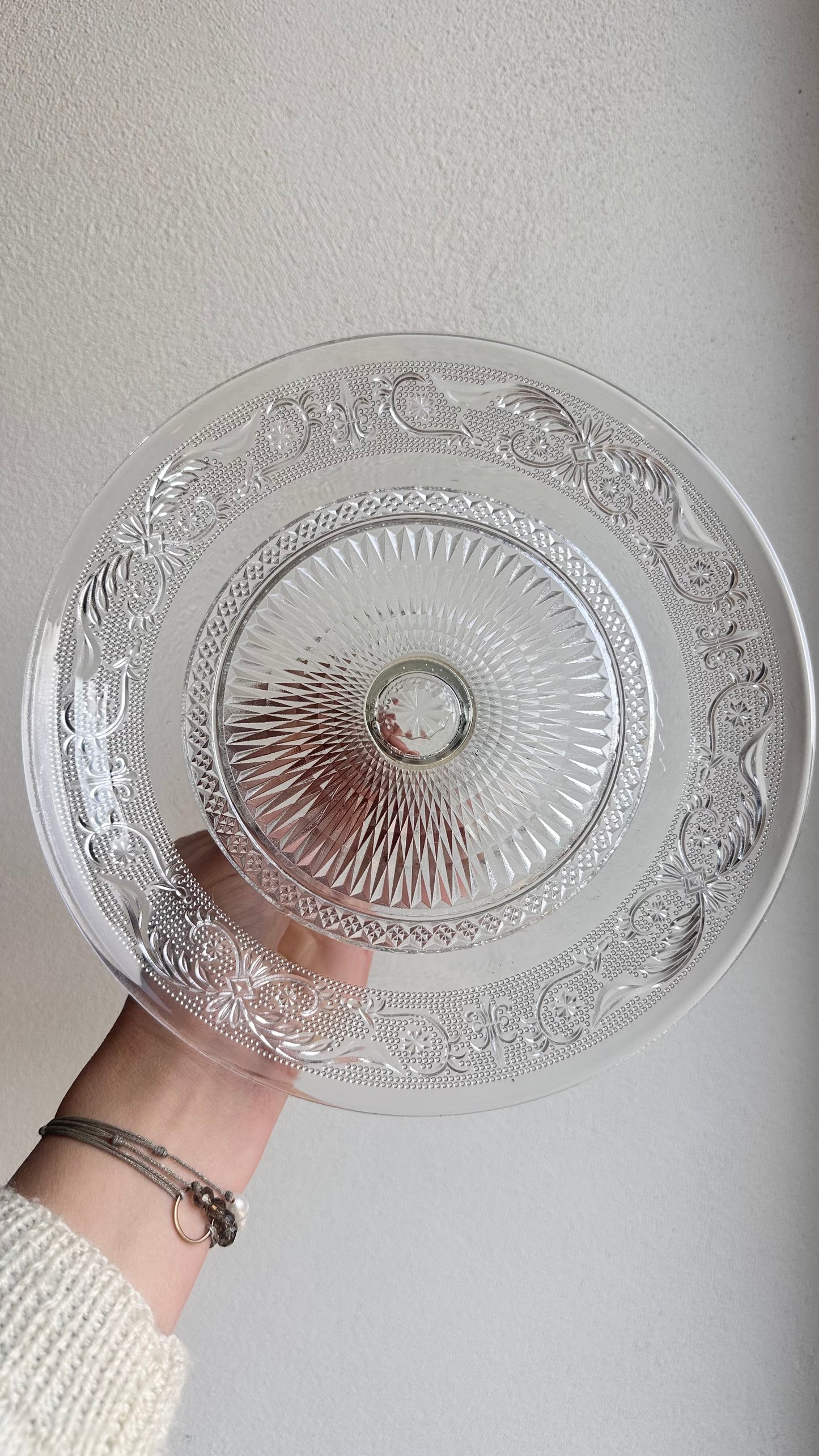 Plat sur pied en verre moulé
