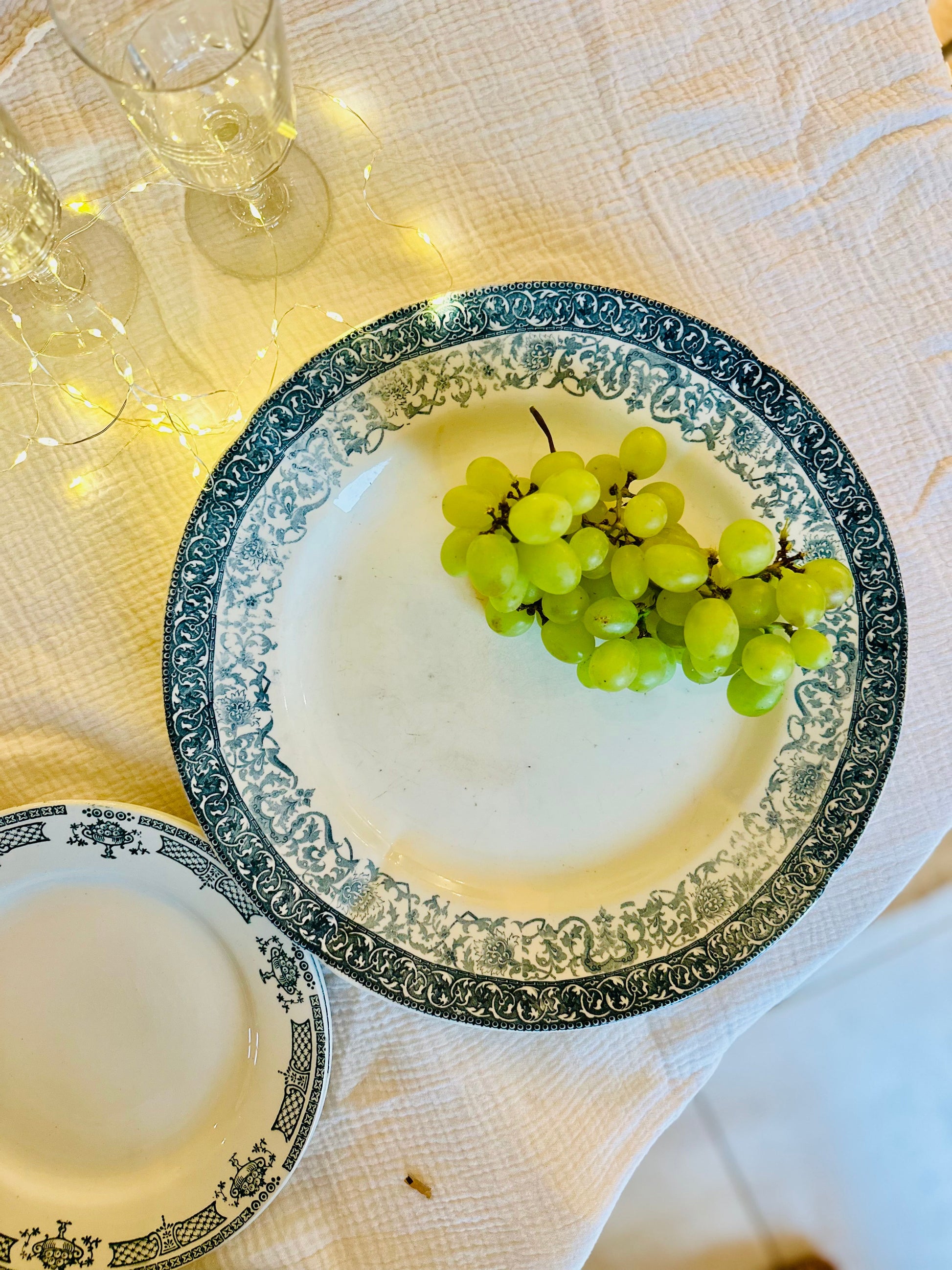 Très grand plat rond de service en terre de fer Luneville De Raymonde à Zoé