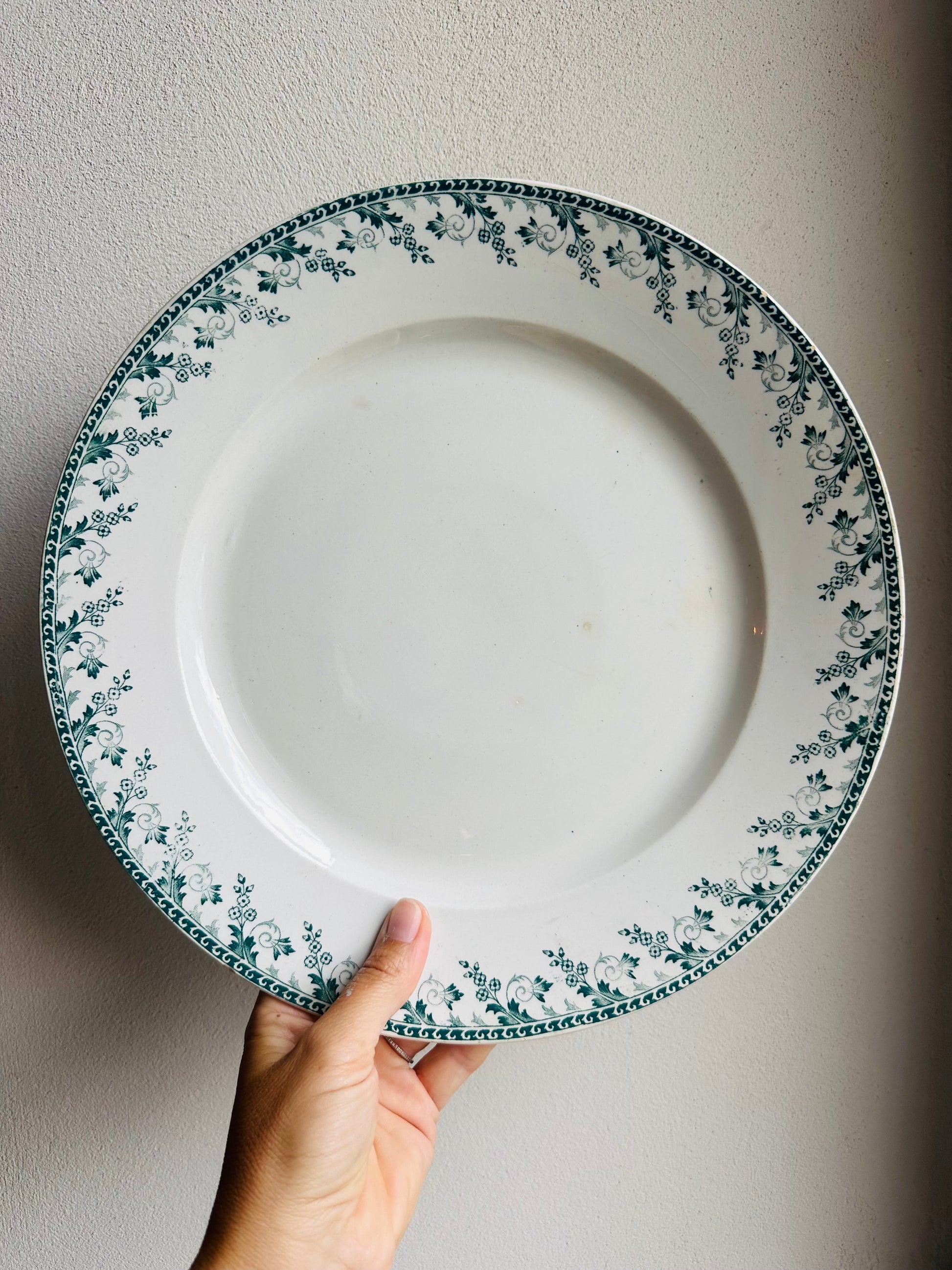 Très grand plat rond de service en terre de fer De Raymonde à Zoé