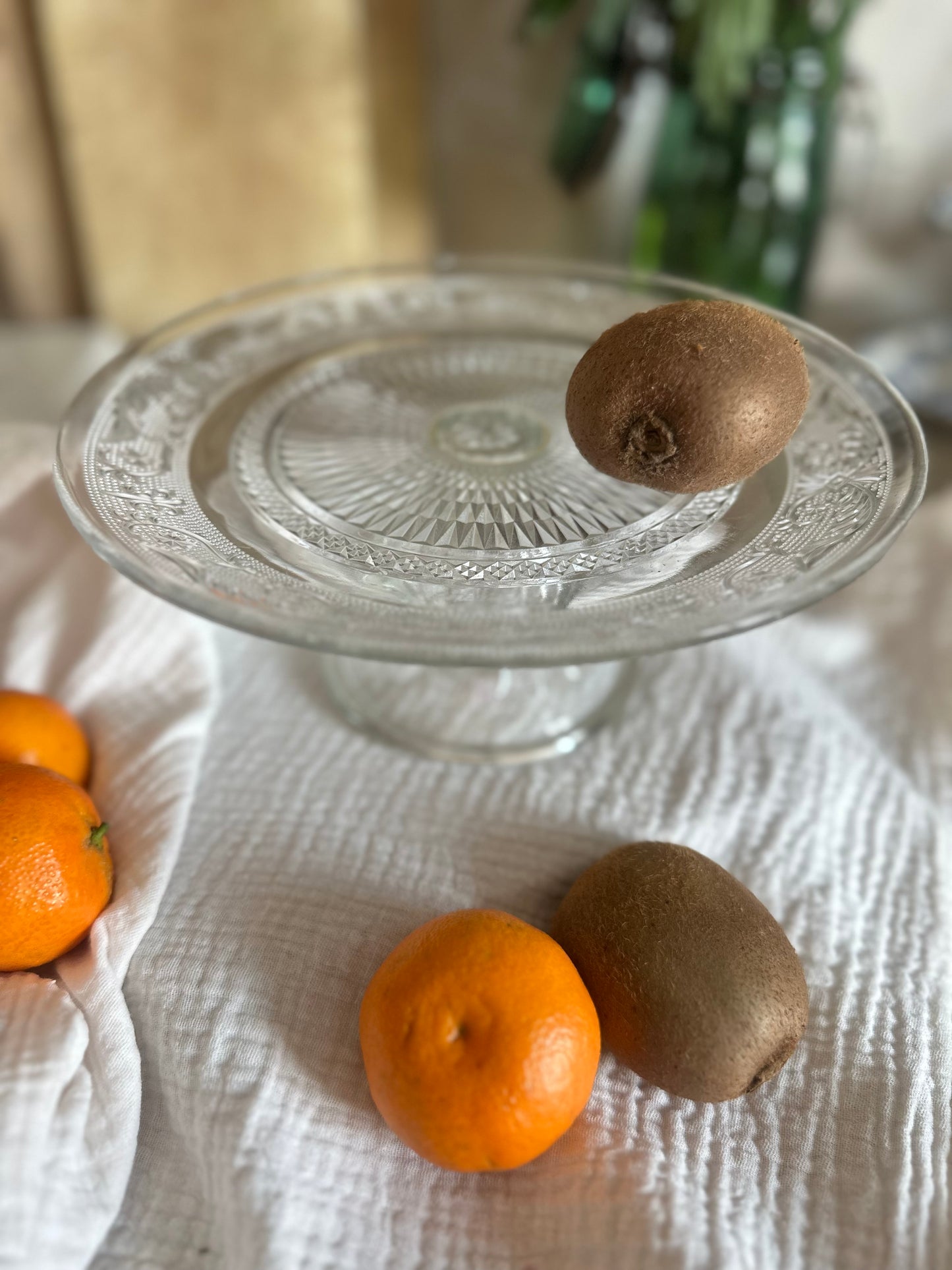 Plat sur pied en verre moulé