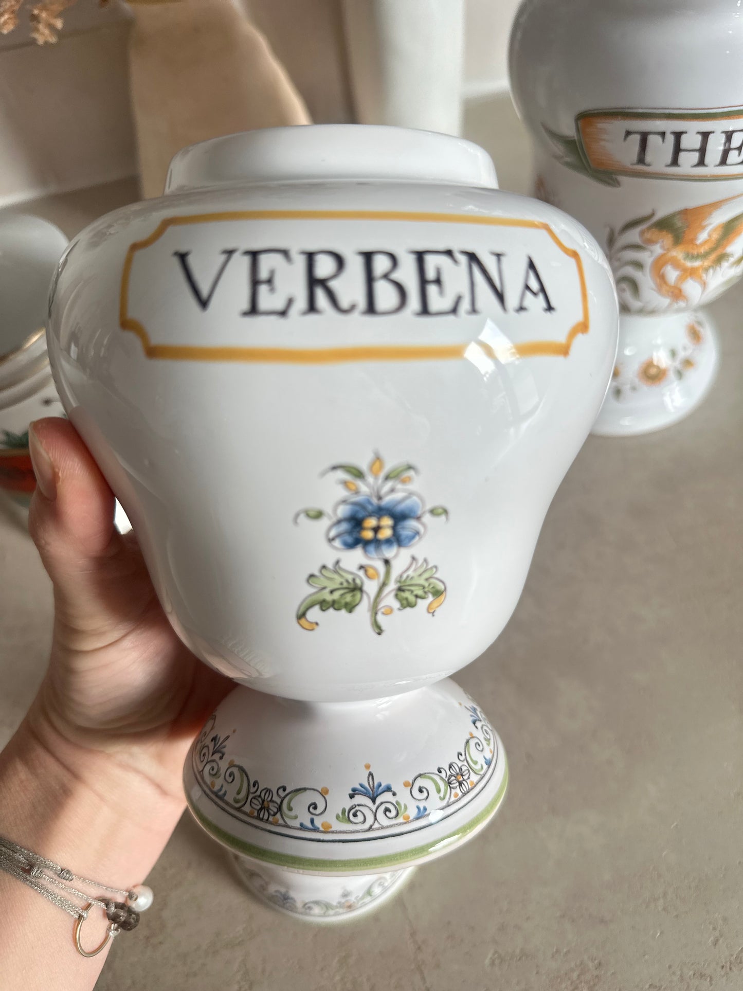 Pot à pharmacie « Verbena »  en faïence de Moustiers