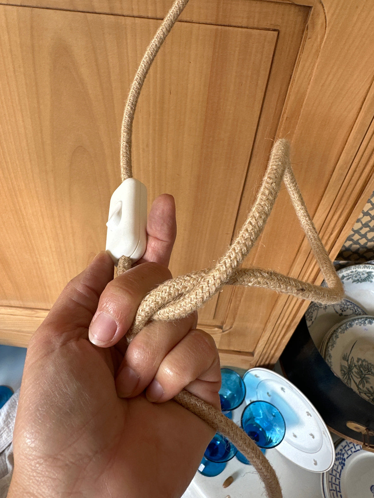 Lampe sur pied, globe chiné et cordon en tissu De Raymonde à Zoé