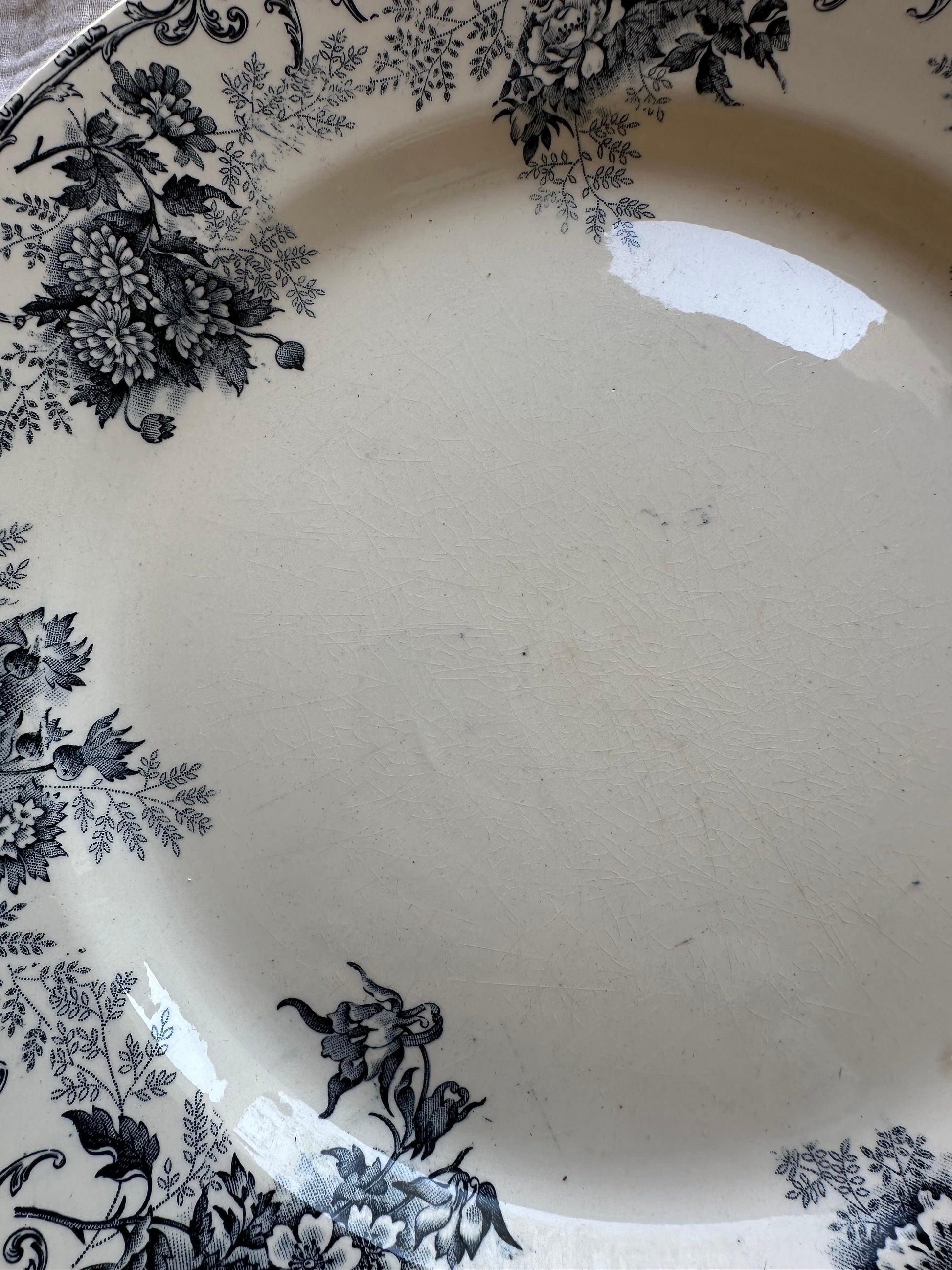 Tres grand plat rond de service en terre de fer De Raymonde à Zoé