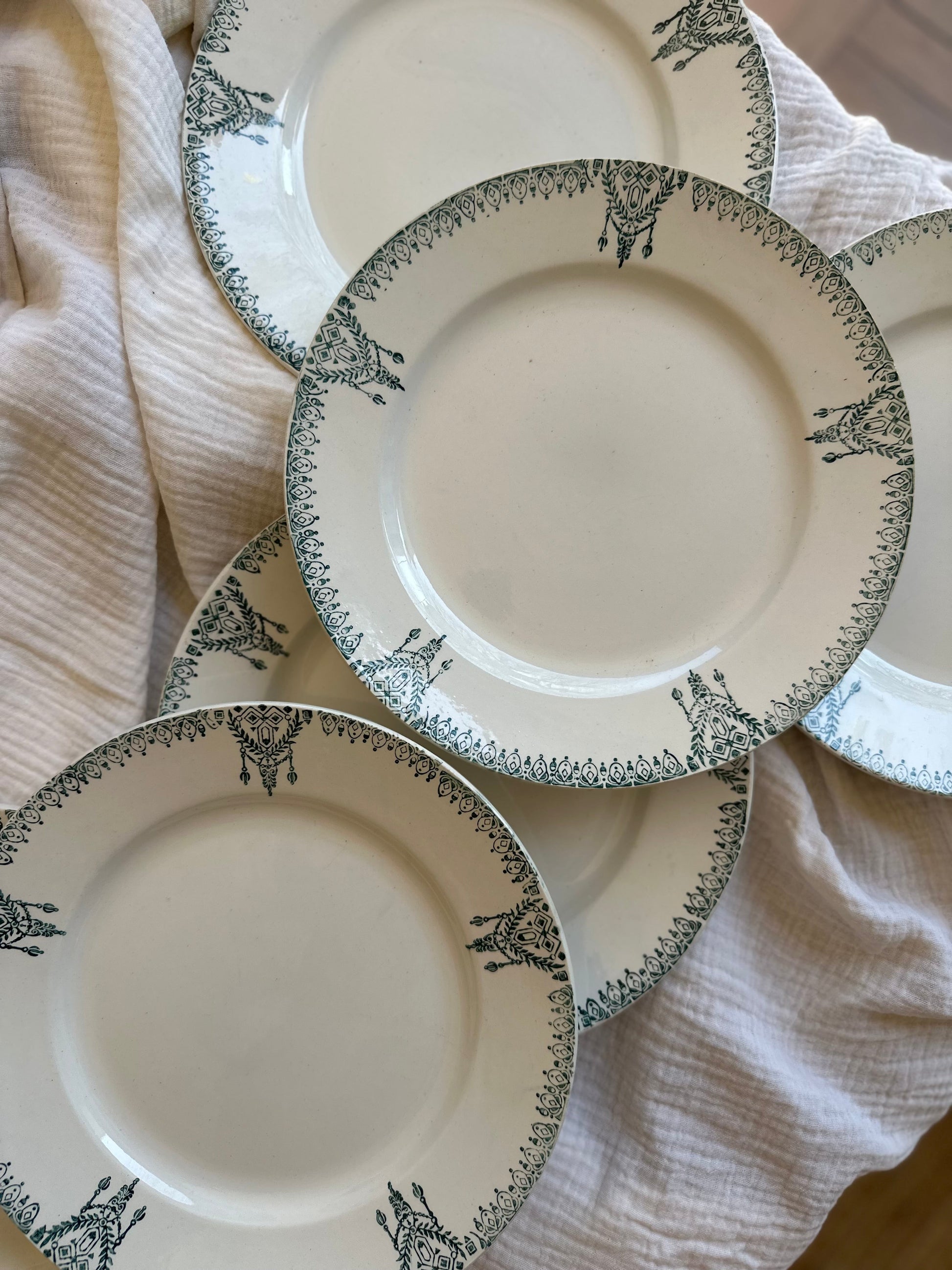 6 assiettes plates terre de fer De Raymonde à Zoé