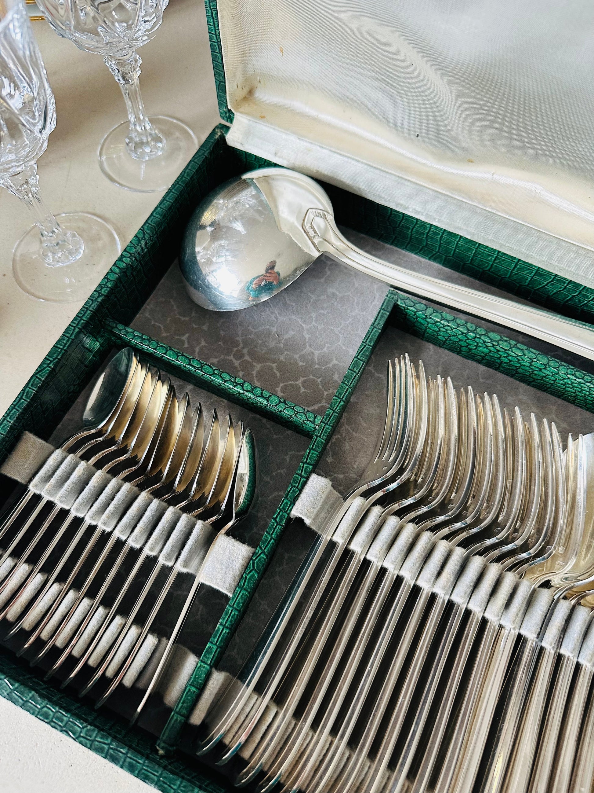 Ménagère complète en métal argenté De Raymonde à Zoé