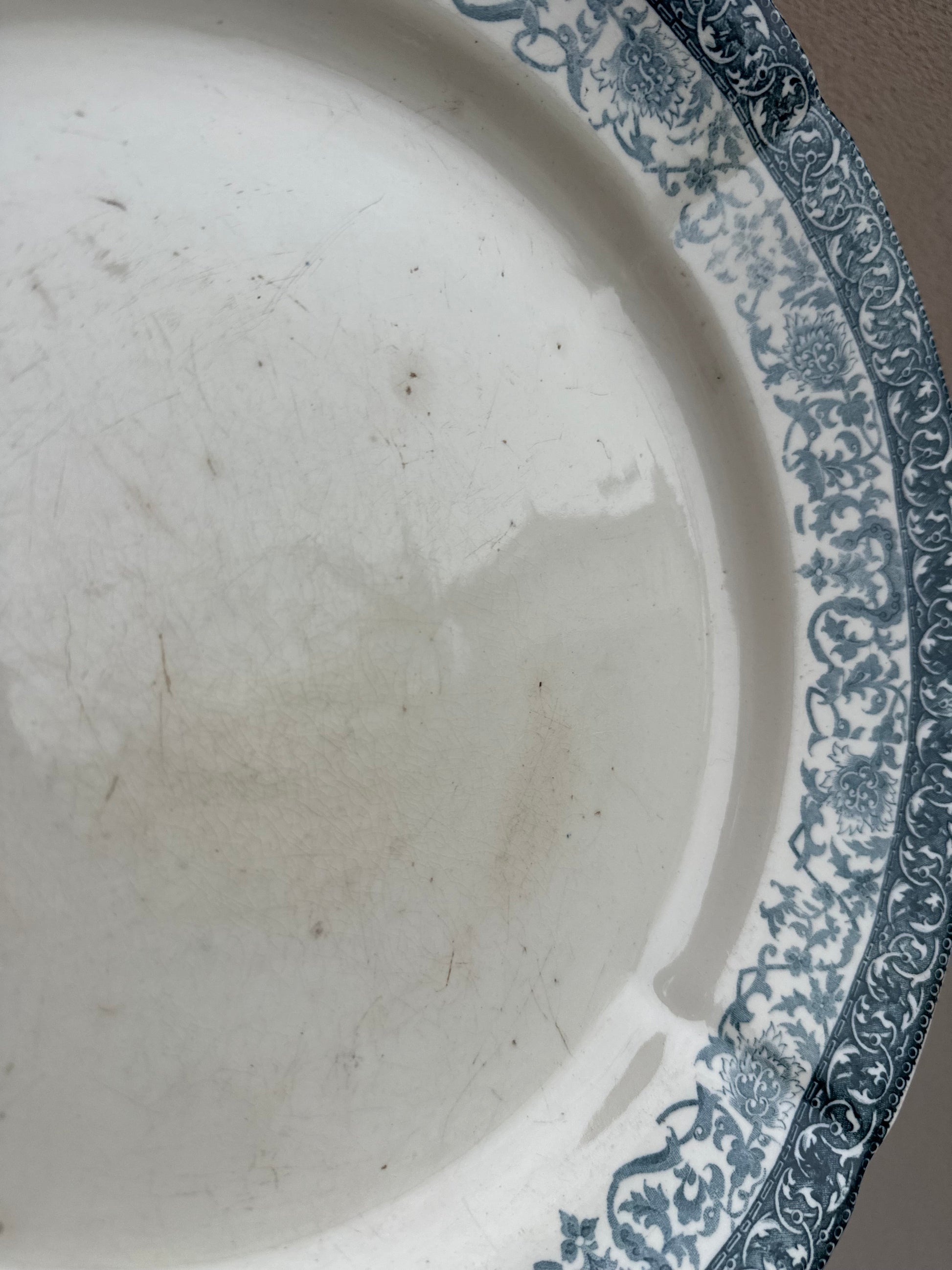 Très grand plat rond de service en terre de fer Luneville De Raymonde à Zoé