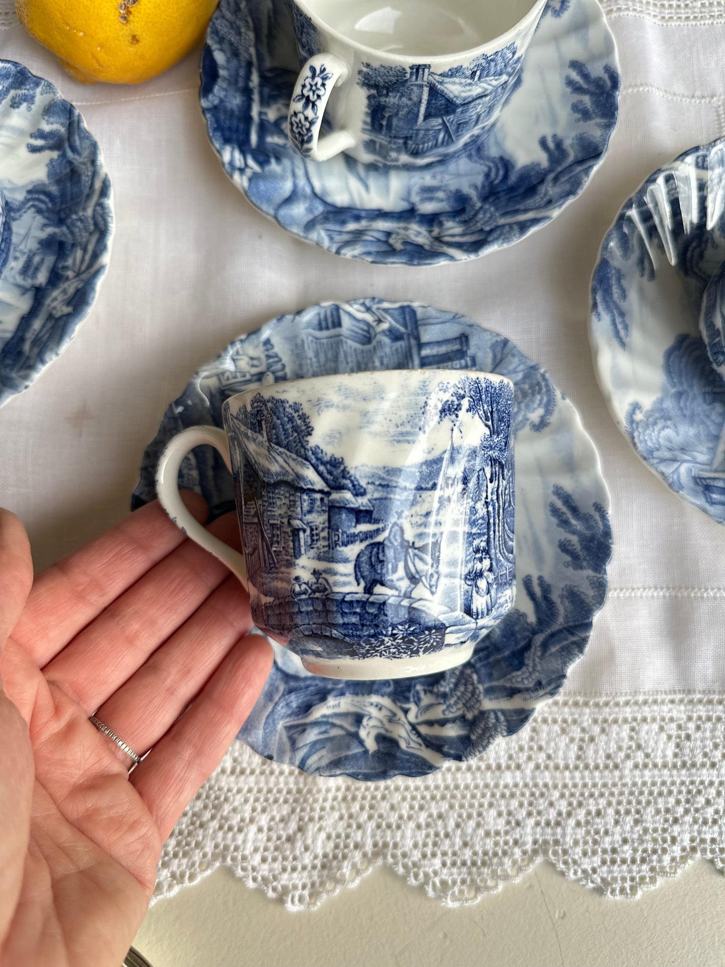 Ensemble de 3 tasses et 3 soucoupes assorties en faïence anglaise De Raymonde à Zoé