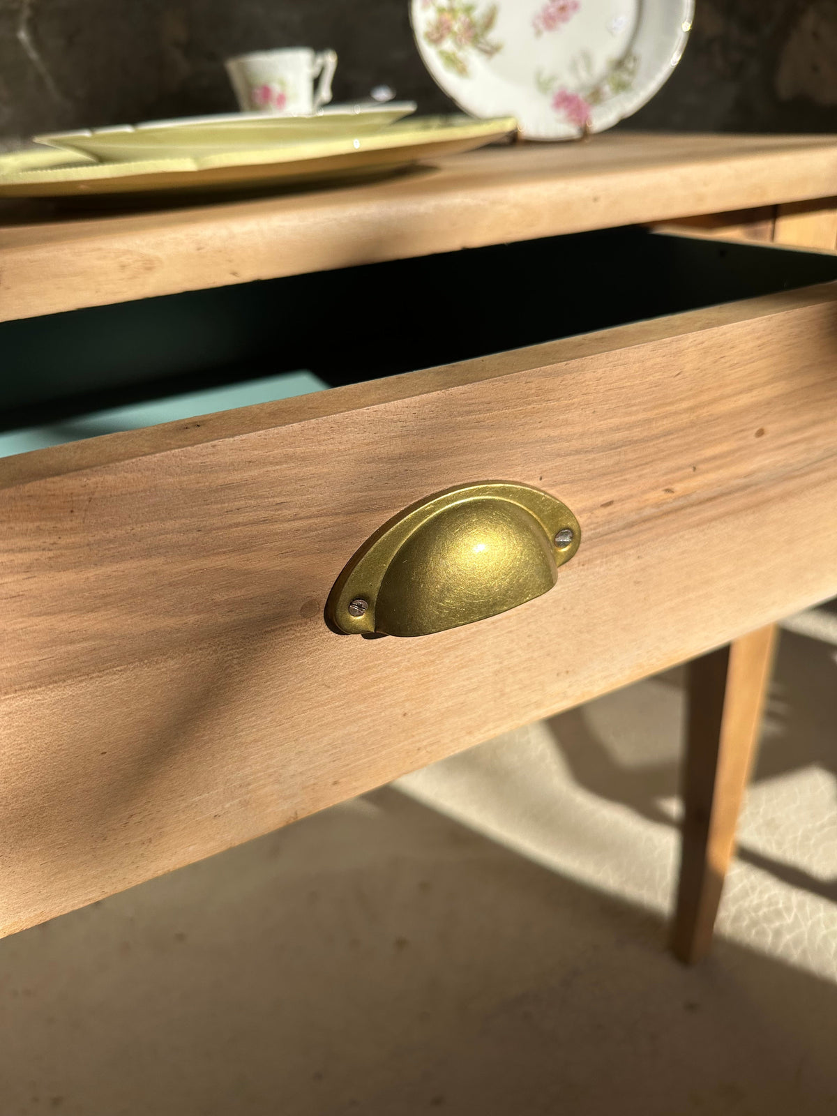Bureau ancien en noyer De Raymonde à Zoé