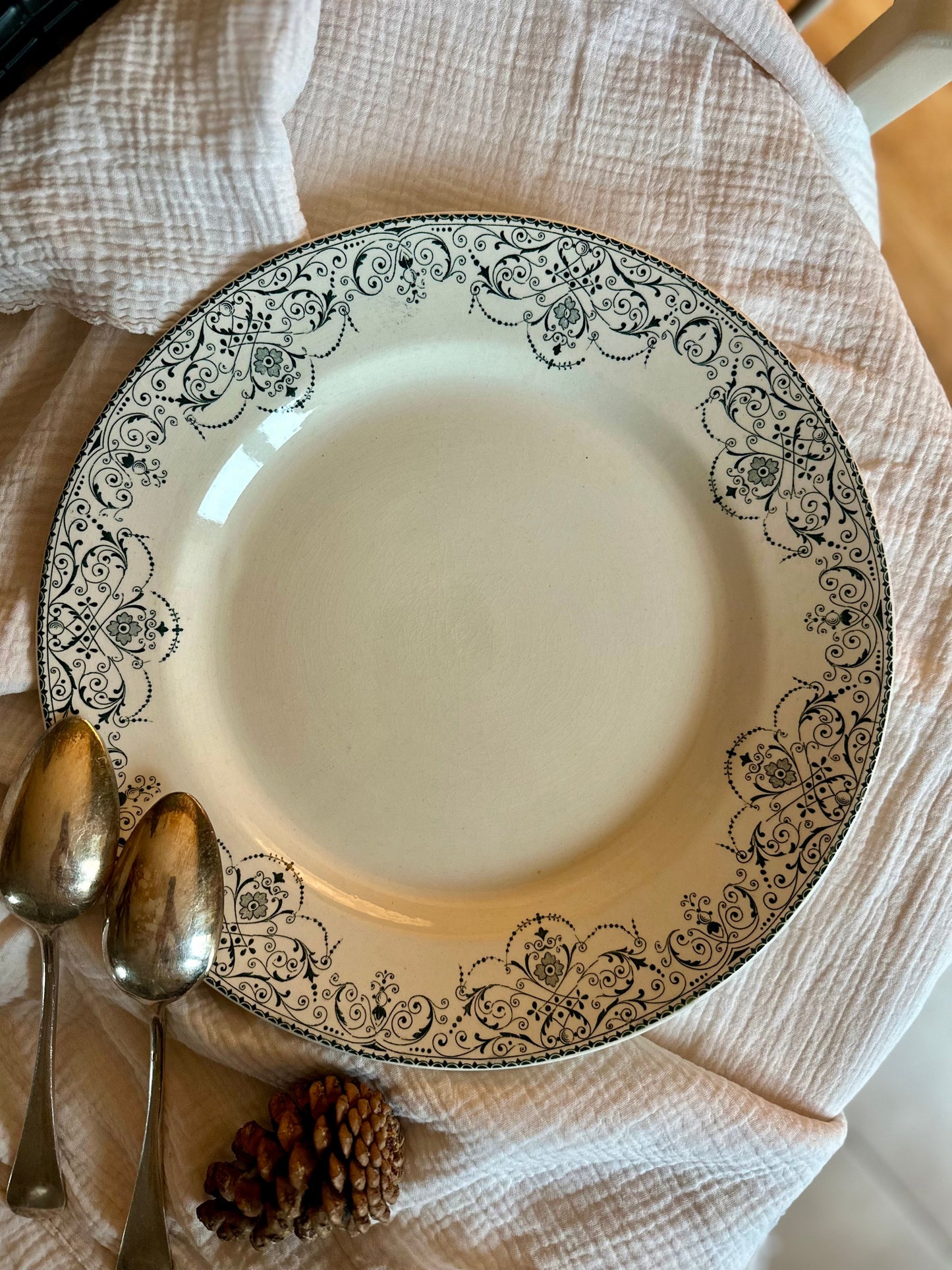 Plat rond de service en terre de fer De Raymonde à Zoé