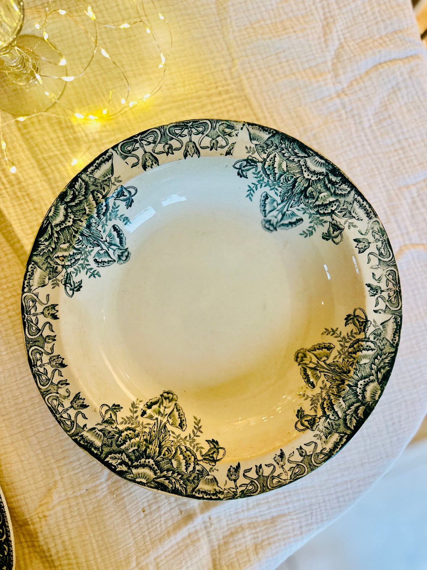 Grand plat rond et creux de service en terre de fer De Raymonde à Zoé