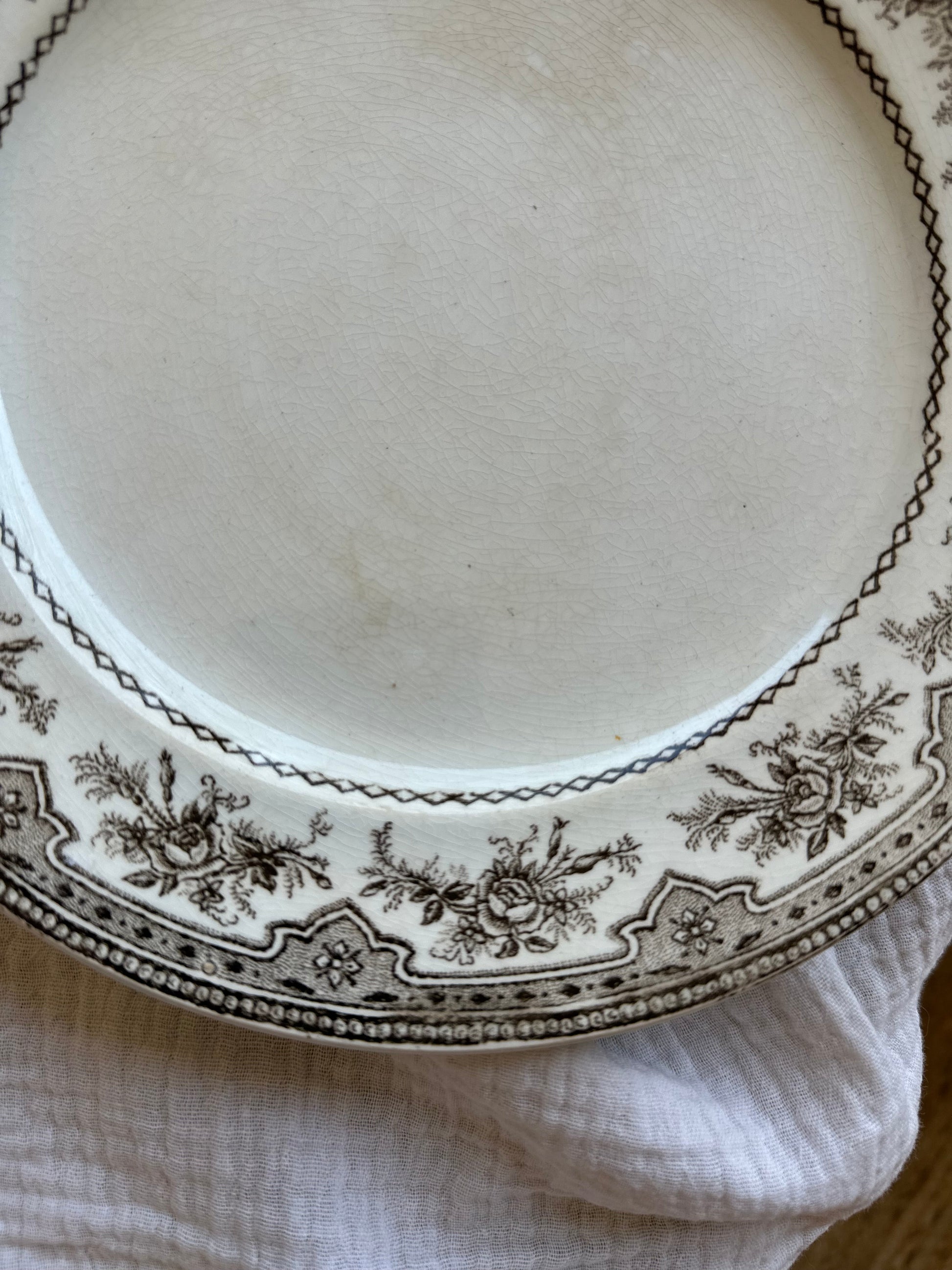 Assiette plates terre de fer De Raymonde à Zoé