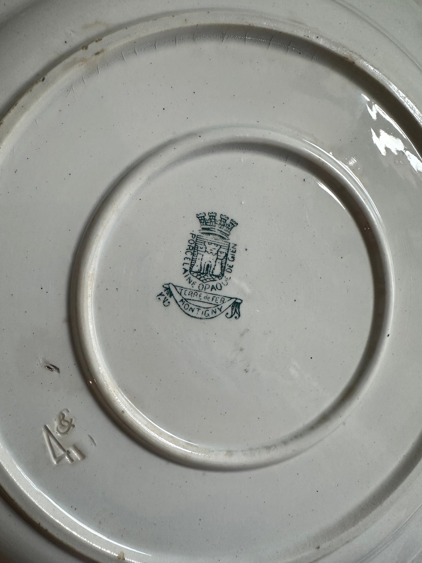 Très grand plat rond de service en terre de fer De Raymonde à Zoé