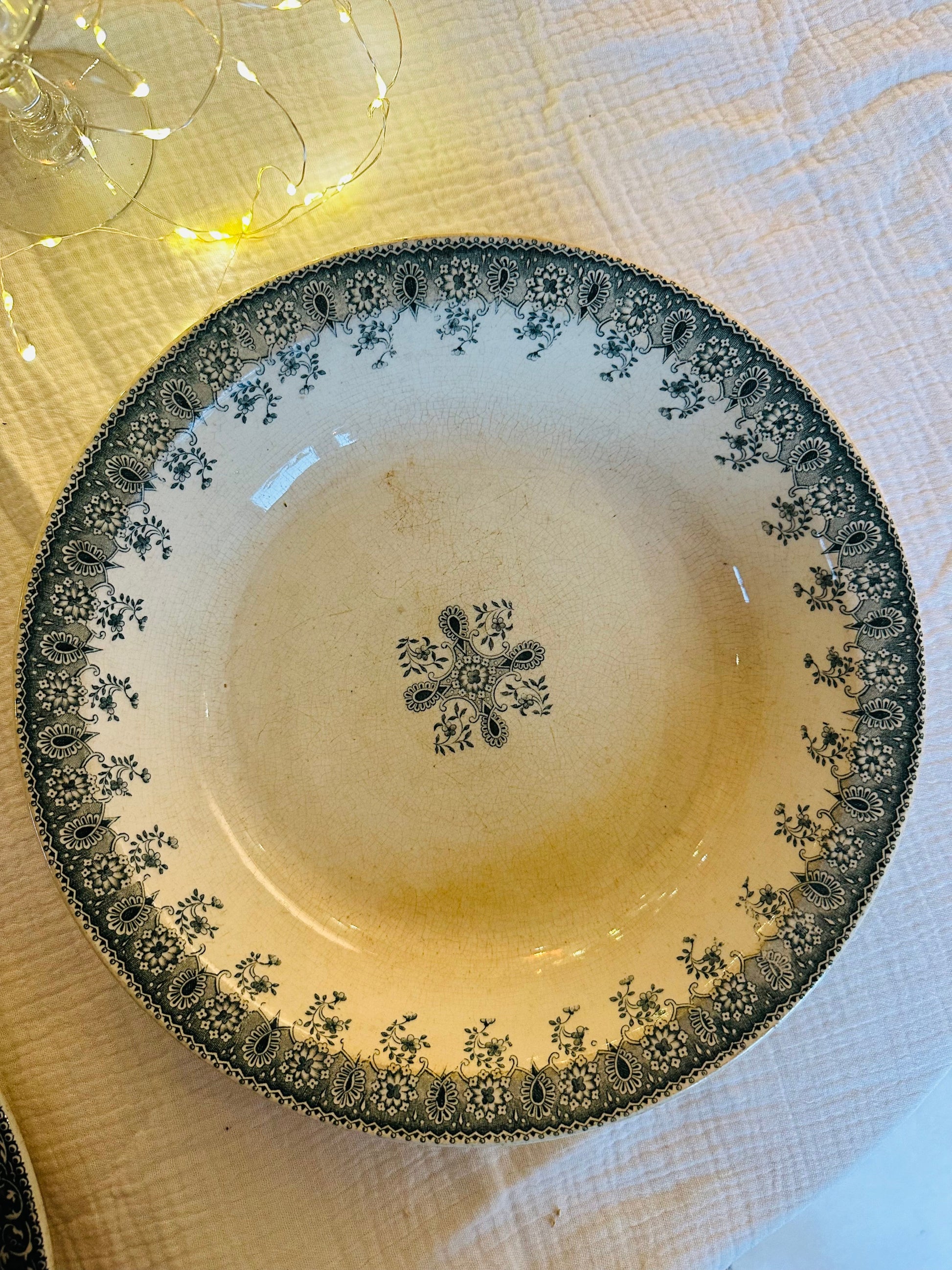 Grand plat rond et creux de service en terre de fer Luneville De Raymonde à Zoé