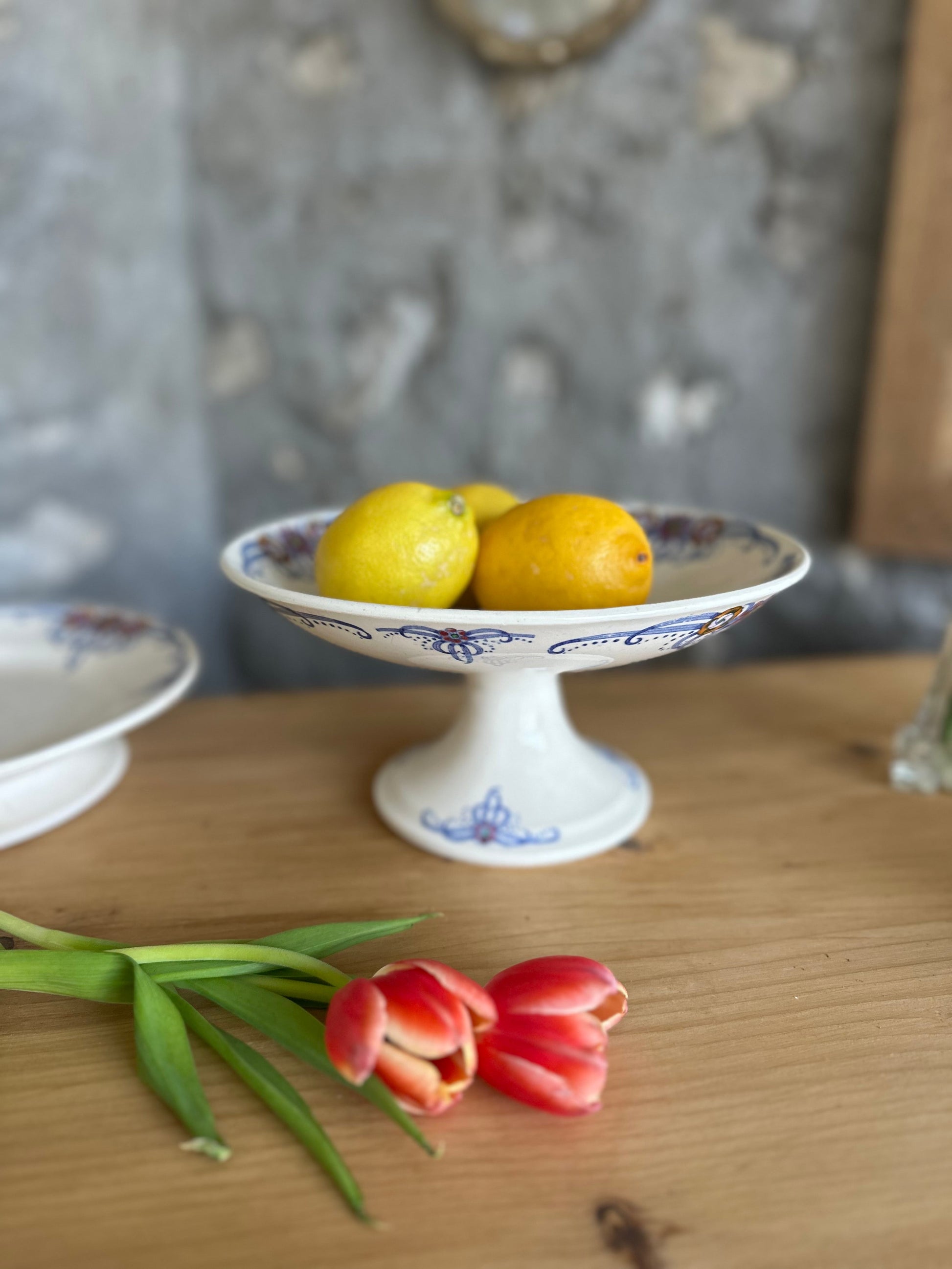 Compotier bleu fleuri en faience de Longchamp De Raymonde à Zoé