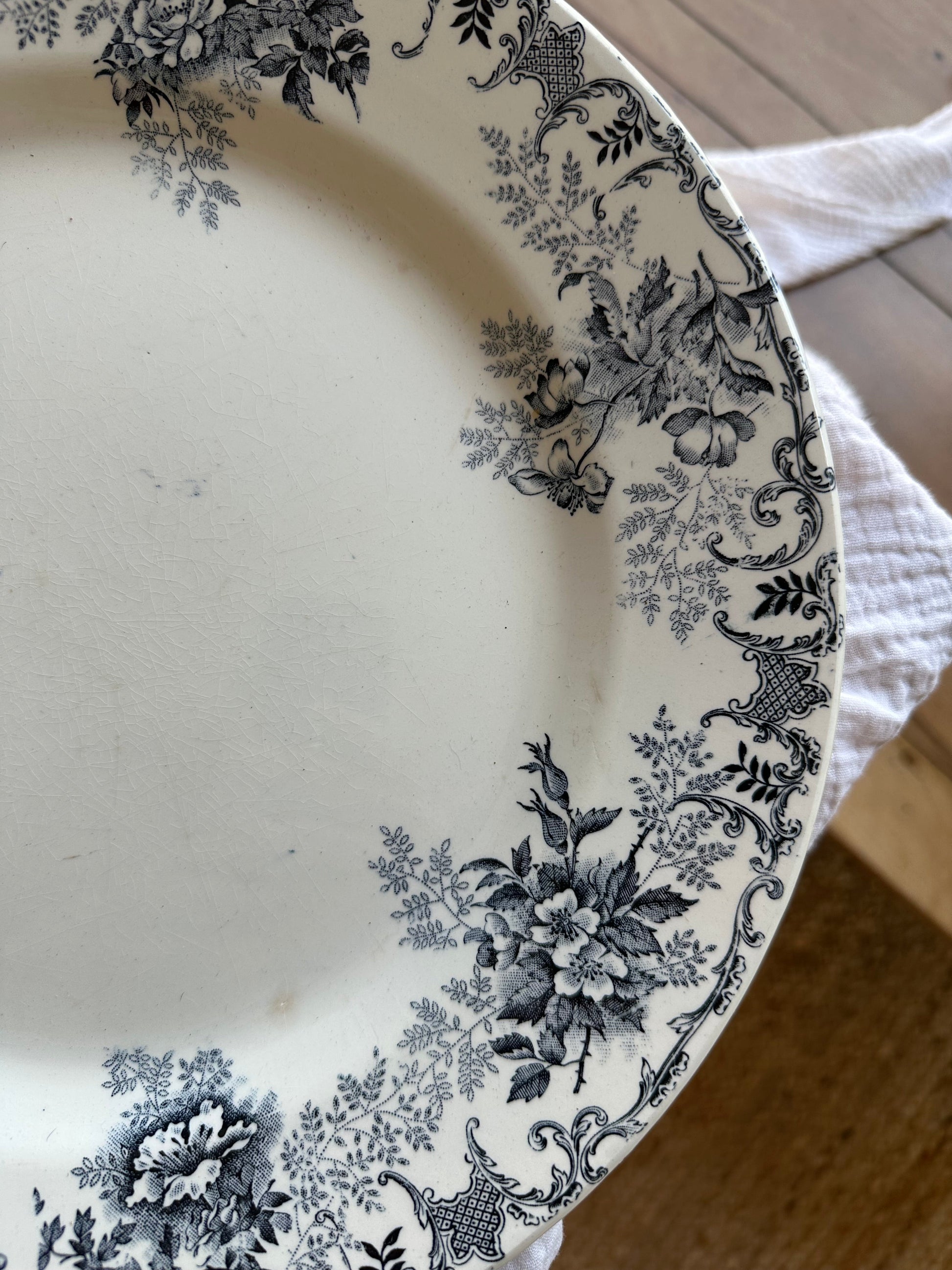 Tres grand plat rond de service en terre de fer De Raymonde à Zoé