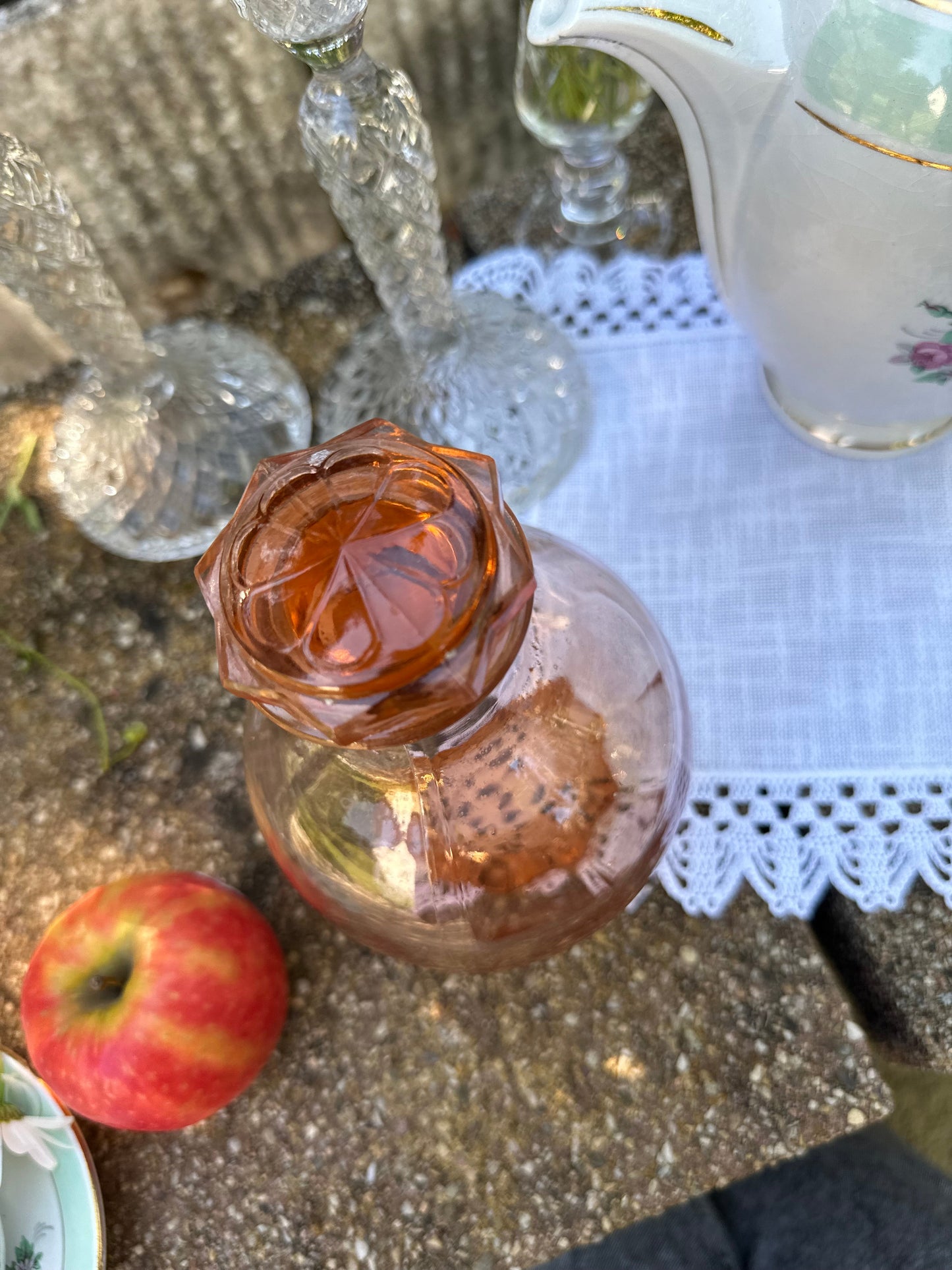 Ancienne Carafe en verre moulé rose De Raymonde à Zoé