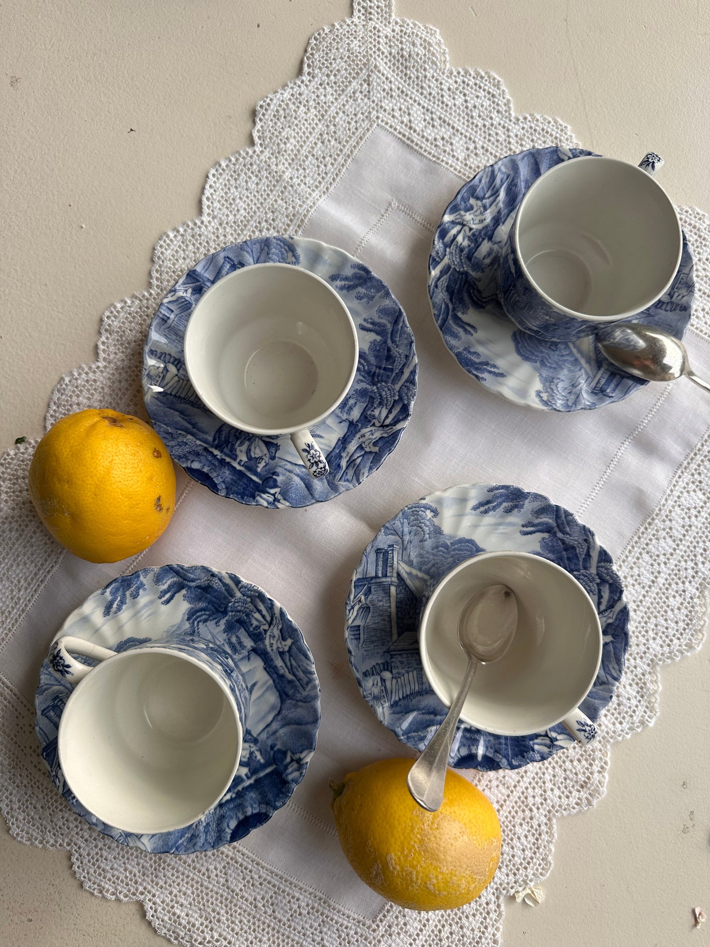 Ensemble de 3 tasses et 3 soucoupes assorties en faïence anglaise De Raymonde à Zoé
