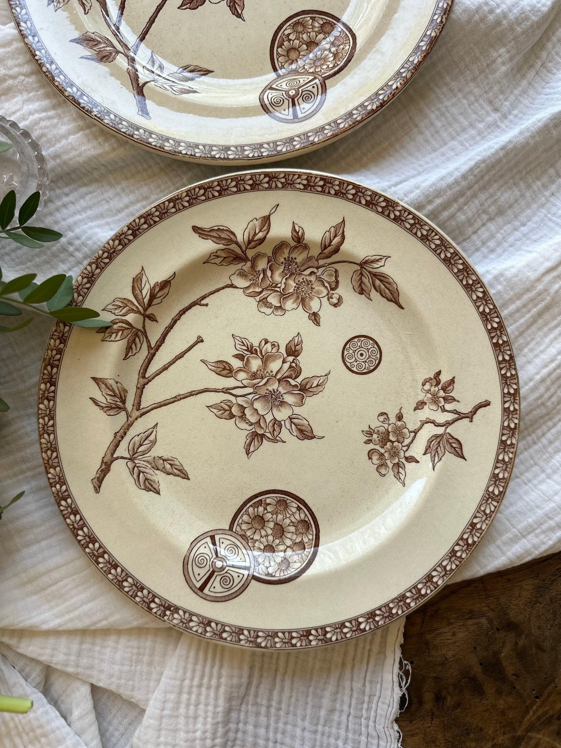 Duo d’assiettes plates terre de fer De Raymonde à Zoé