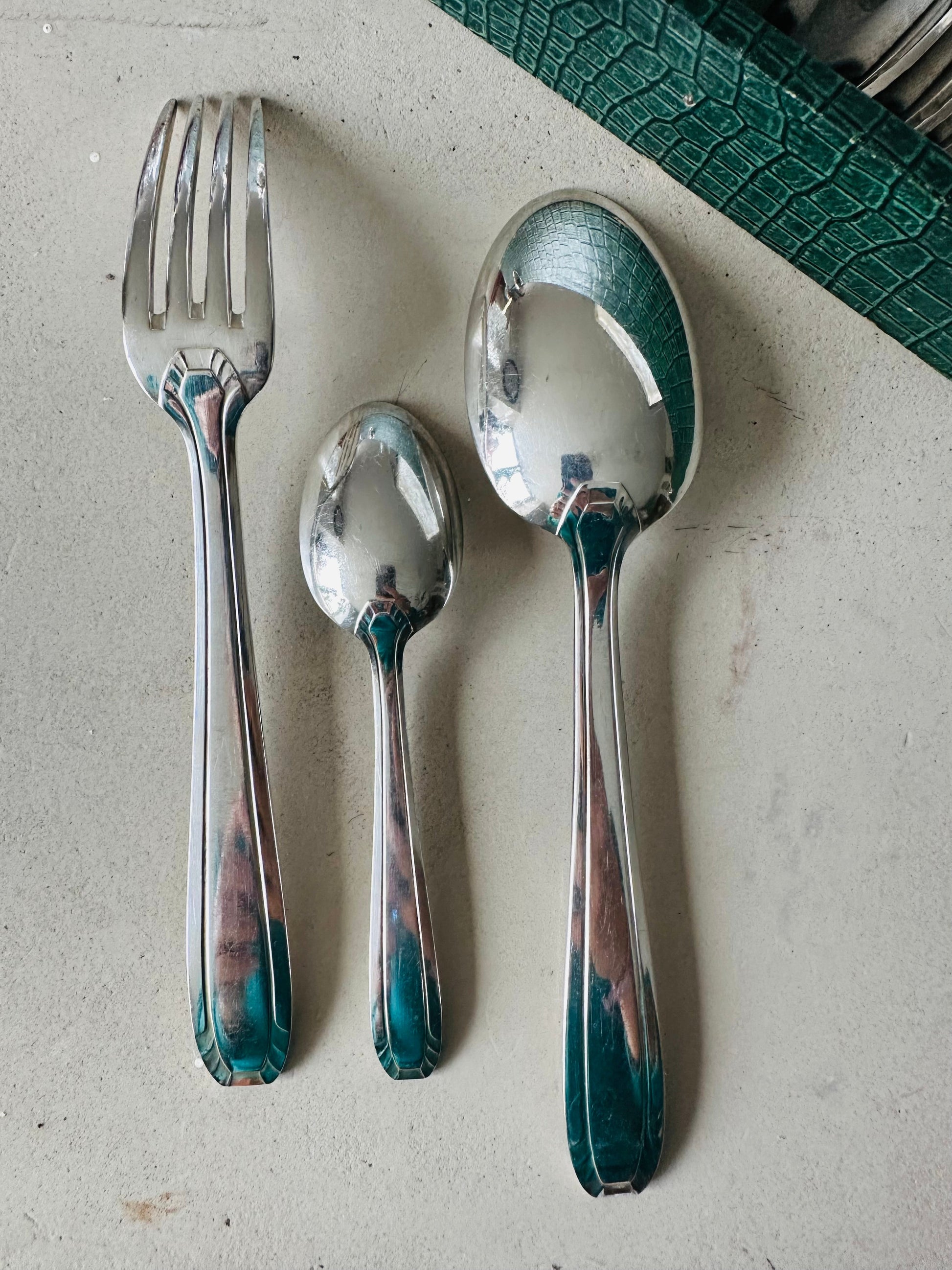 Ménagère complète en métal argenté De Raymonde à Zoé