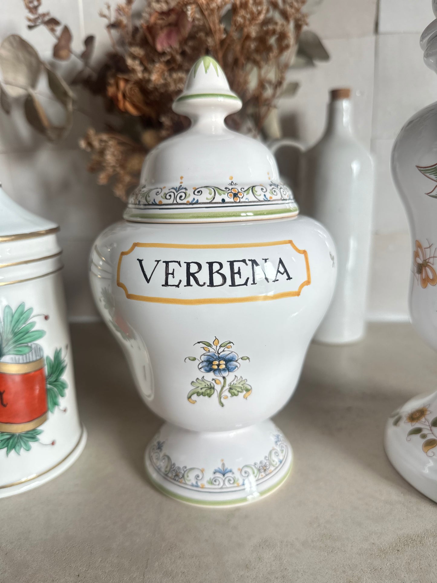 Pot à pharmacie « Verbena »  en faïence de Moustiers