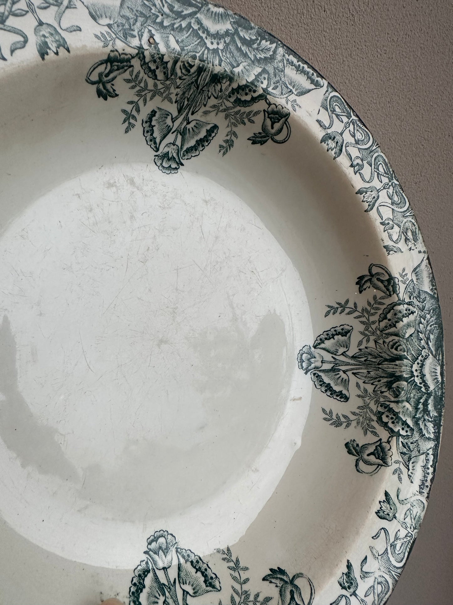 Grand plat rond et creux de service en terre de fer De Raymonde à Zoé