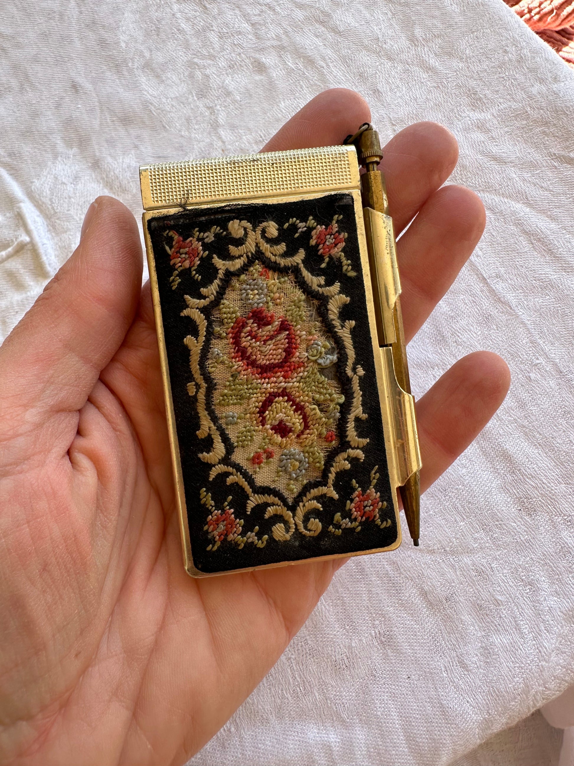 Petit carnet ancien avec son crayon De Raymonde à Zoé