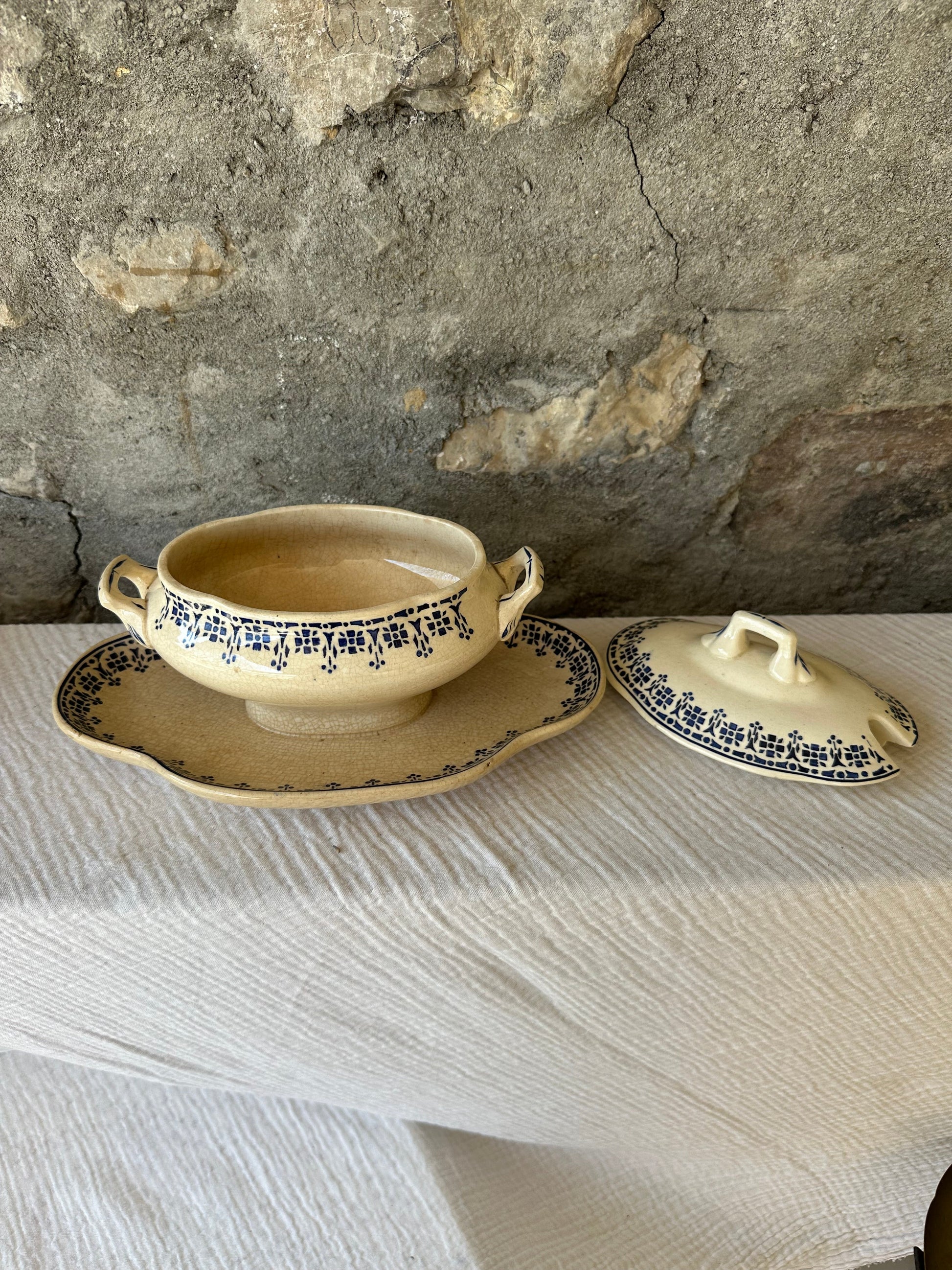 Saucière ancienne sur dormant en terre de fer De Raymonde à Zoé