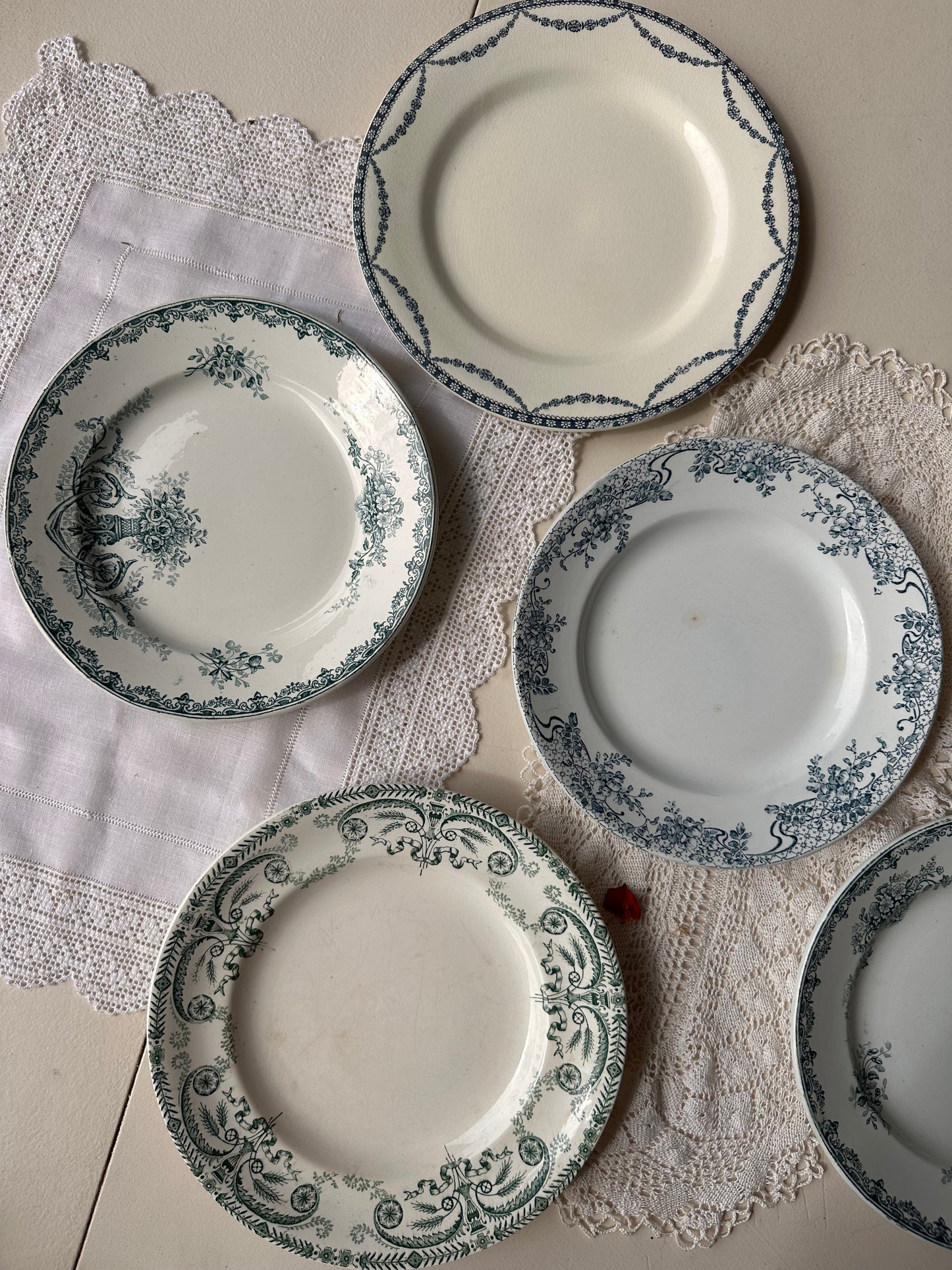 Ensemble de 6 assiettes plate terre de fer De Raymonde à Zoé